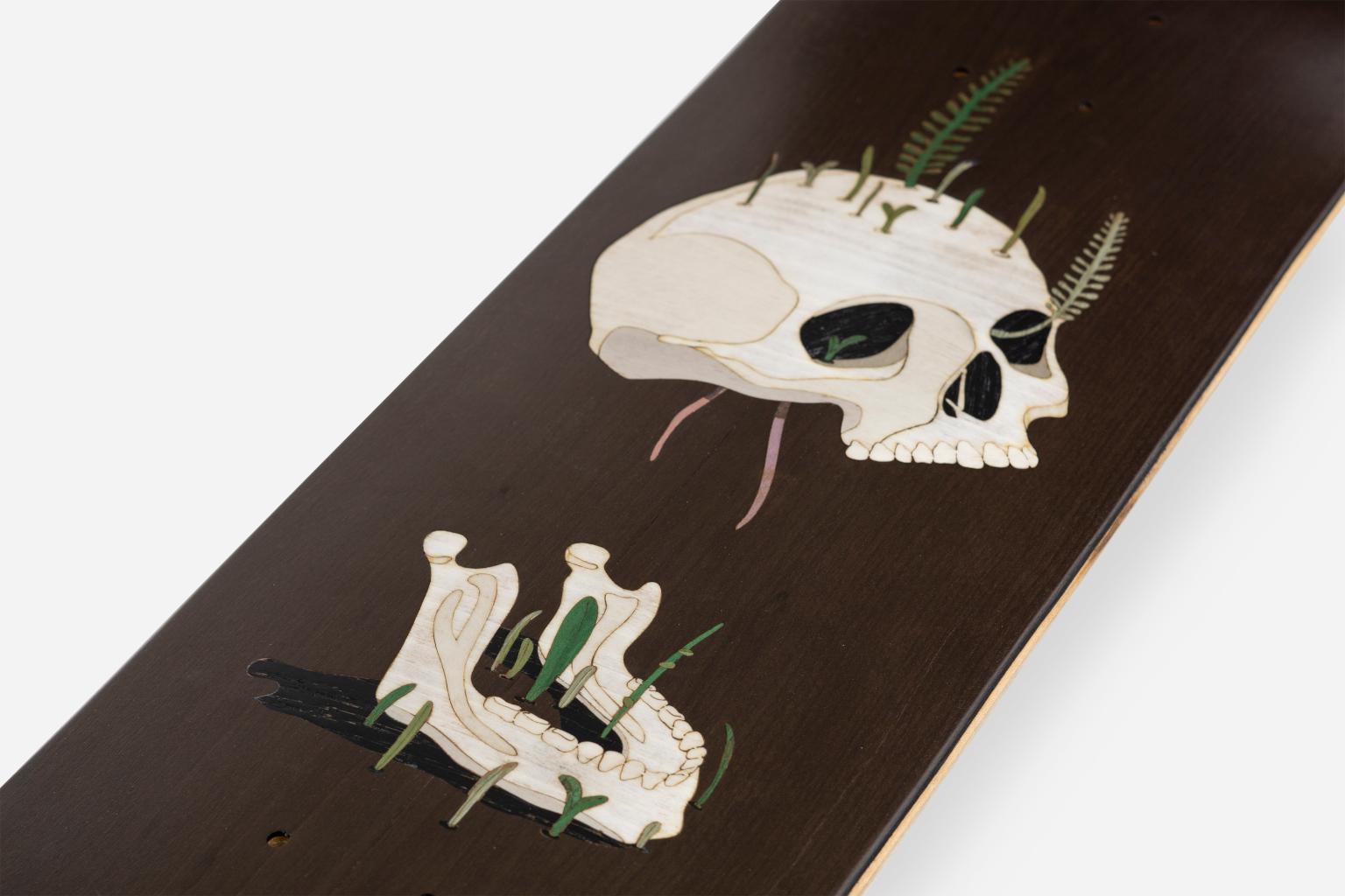 Planche du vieux crâne 
Old Skull Board/ Life After Life Board è una tavola da skateboard decorativa,
disponible en deux variantes de couleur et avec un dessin intarsiato simbolo della continuità
della vita dopo la morte.
Old Skull Board/Life