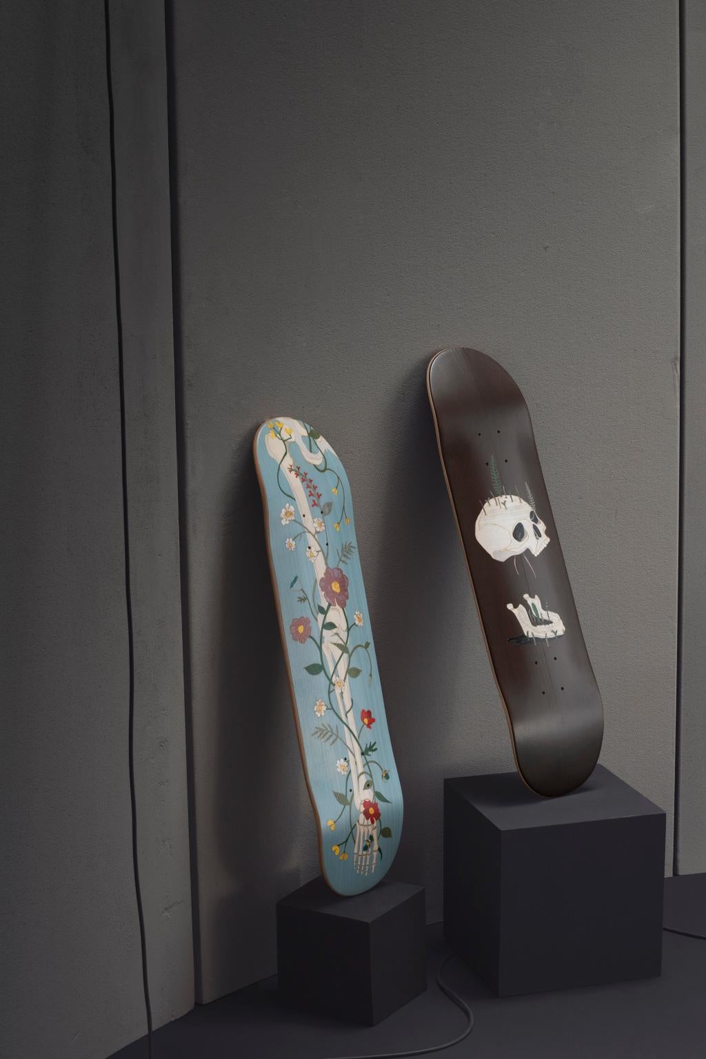 Moderne Skateboard Marcantonio du 21ème siècle noir incrusté de bois avec épingle à nourrice en vente