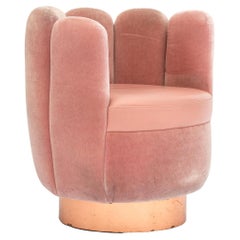 Chaise Charlotte de la Galerie des croquis du 21e siècle en velours rose Pierre Frey et cuir rose