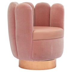 Chaise Charlotte de la Galerie des croquis du 21e siècle en velours rose Pierre Frey et cuir rose
