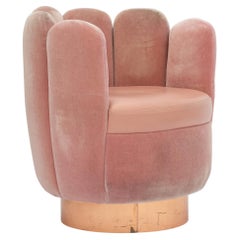 Chaise Charlotte de la Galerie des croquis du 21e siècle Pierre Frey en velours rose et cuir rose