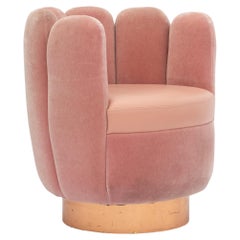 Chaise Charlotte de la Galerie des croquis du 21e siècle Pierre Frey en velours rose et cuir rose