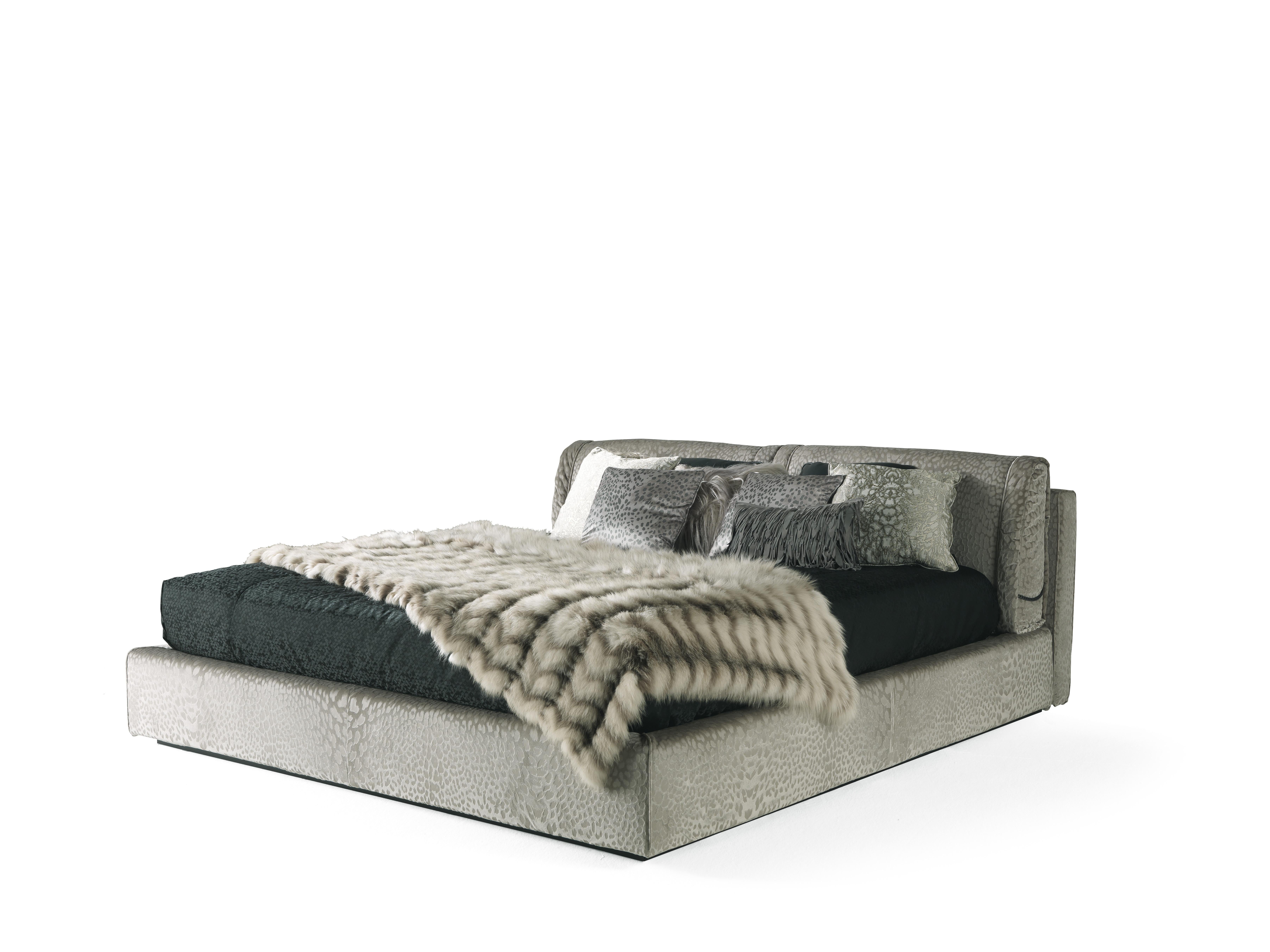 Cama para fumadores (para colchón de 200 x 200) con estructura de madera maciza de álamo y espuma expansiva de poliuretano. Tapizado en tela cat. B Terciopelo Paul Jaguar Estampado col. 437 Tortora. Contrapeso metálico con acabado cromado y tapizado