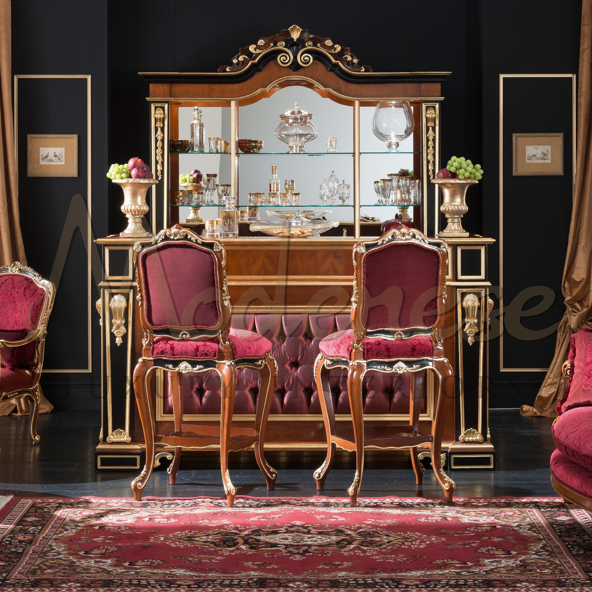 Maßgeschneiderte Flaschenvitrine mit 3 Schubladen von Modenese Gastone Interiors. Seine elegante und barocke Struktur und die allgegenwärtigen Radica-Furniereinlagen machen dieses Möbelstück zu einem einzigartigen Luxusmöbel, das Ihrem Bartresen