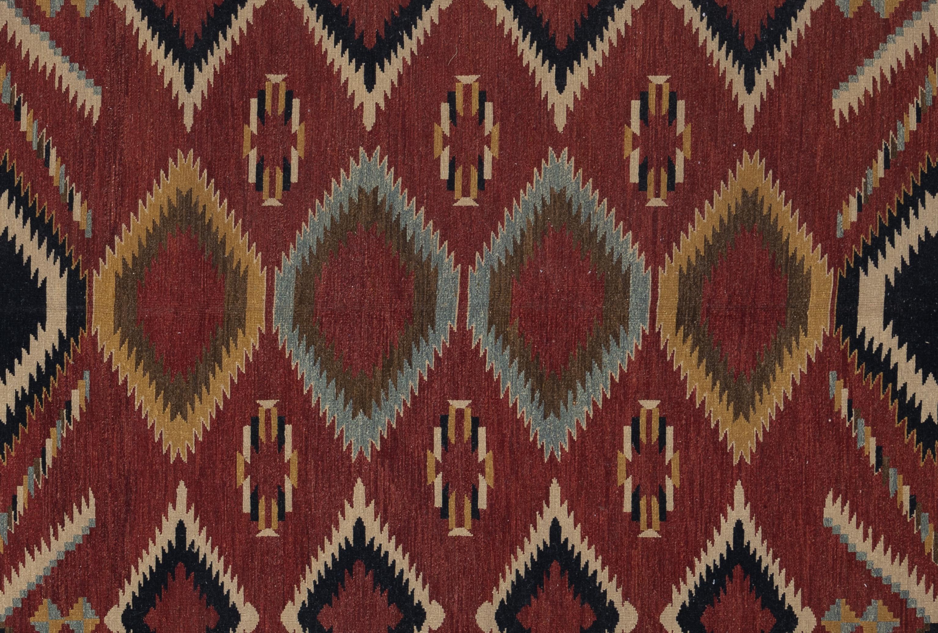 Un tapis Soumak est un type de textile tissé à la main, connu pour ses motifs distinctifs et son artisanat complexe. Originaires de la région du Calle, ces tapis sont généralement fabriqués selon une technique de tissage unique appelée 