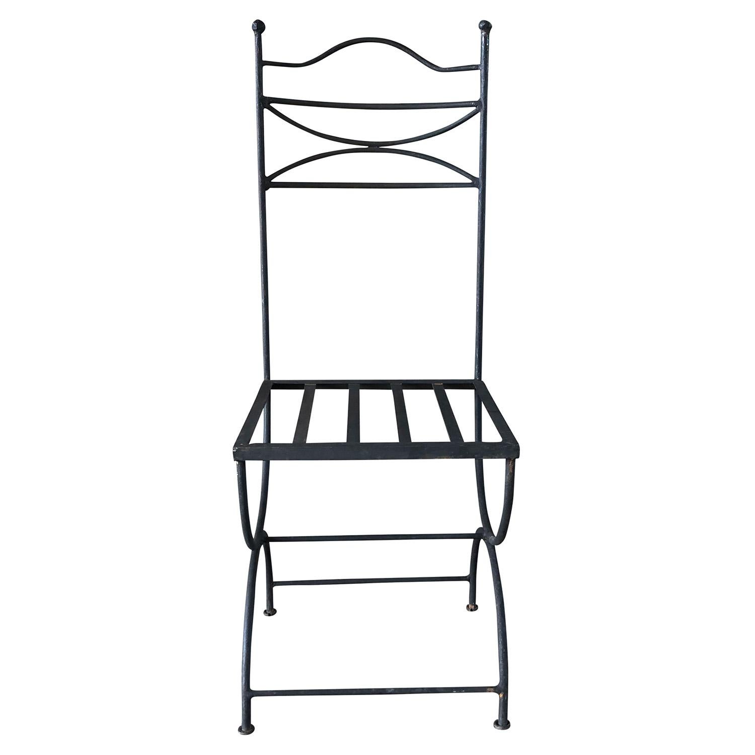 Dix chaises d'appoint espagnoles en fer avec un dossier droit et un dossier partiel ludique fabriqué à la main. Ce type de mobilier assis convient parfaitement au style mauresque ou espagnol. Usure conforme à l'âge et à l'utilisation. Circa 21st