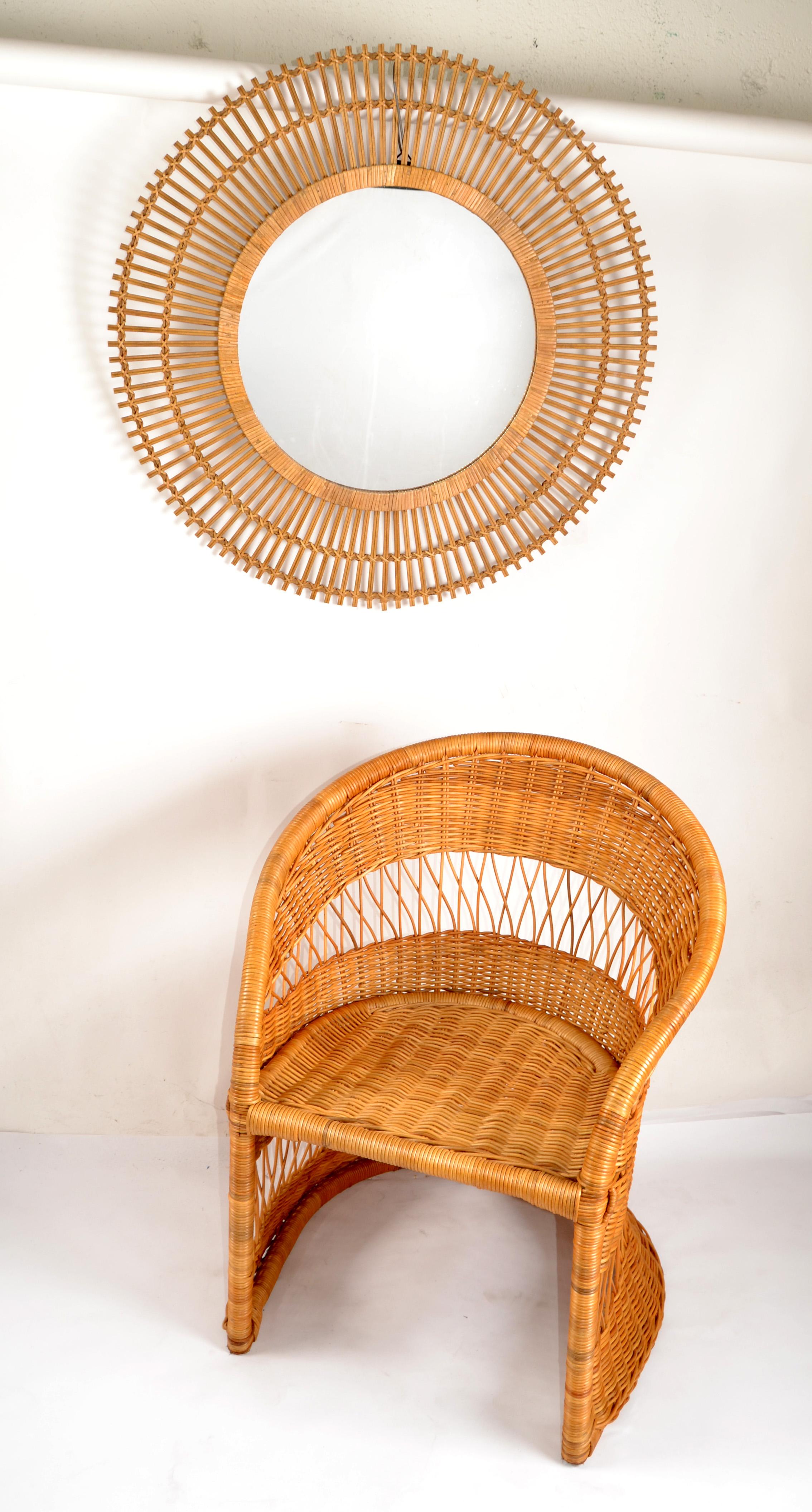 21st Century Organic Modern Large Round Sunburst Wall Mirror made out of Split Reed and Caning over Wood.
Handgefertigt und robuste Handwerkskunst.
Haken zum Aufhängen auf der Rückseite befestigen.
In gutem gebrauchten Zustand mit geringen