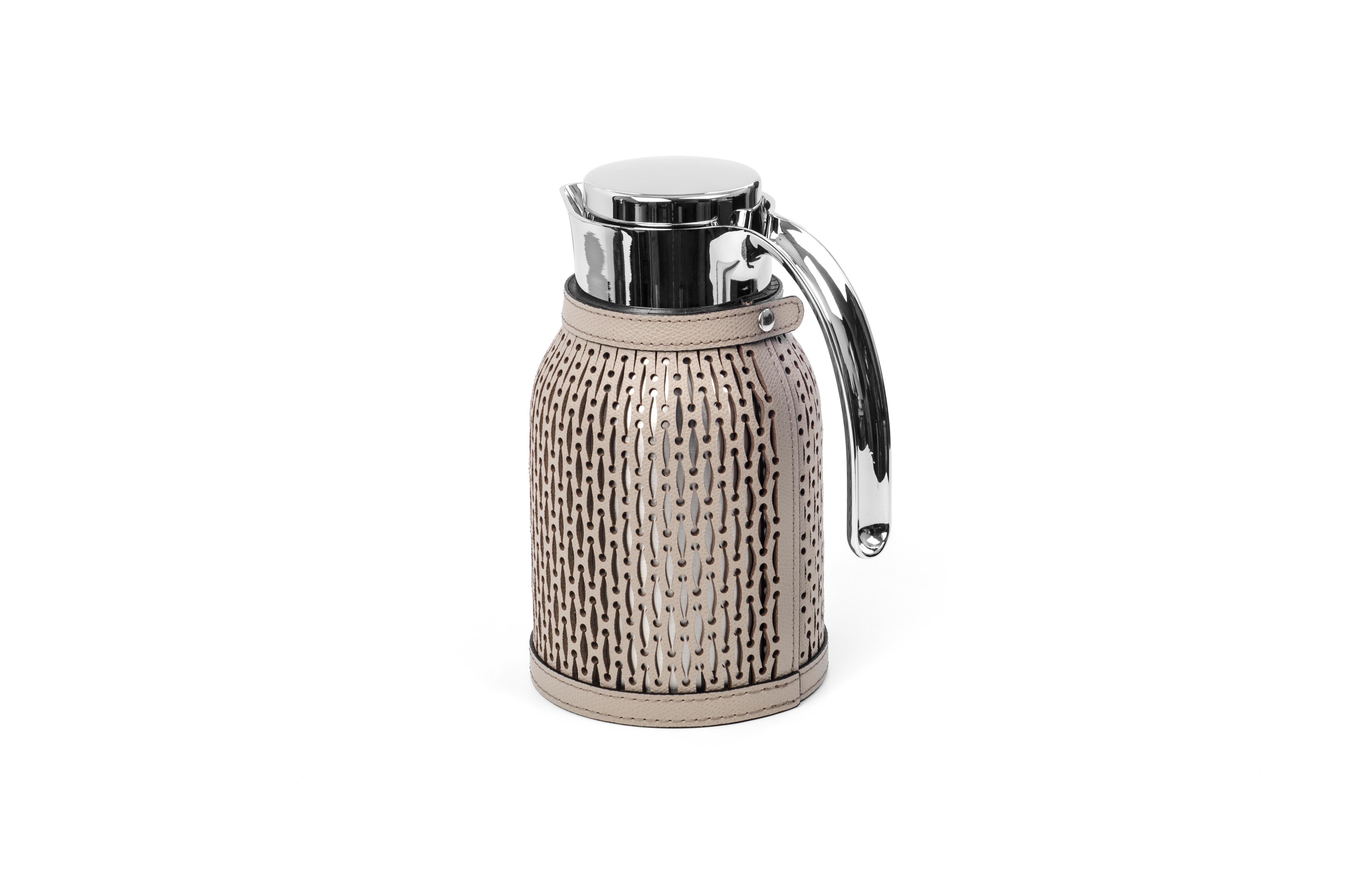 A new style with a brand new laser cut pattern that beautifully finishes the elegant leather cover.

Diana is the new Pinetti steel thermal carafe with a capacity 1L, featuring a practical button closure that allows an easy removal of the cover