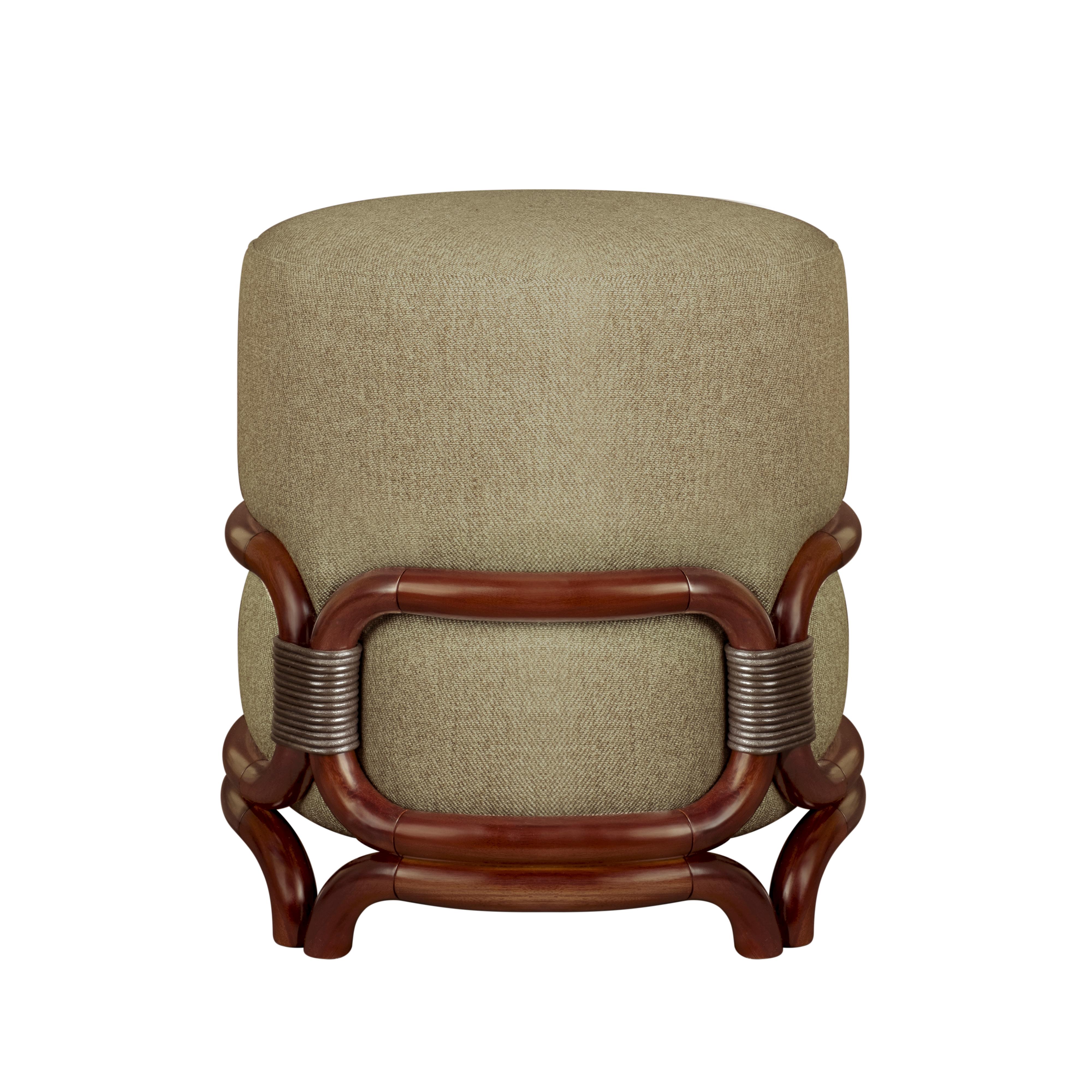 Cuir Tabouret Stefan du 21ème siècle en noyer, bois et cuir de lin par Wood Tailors Club en vente