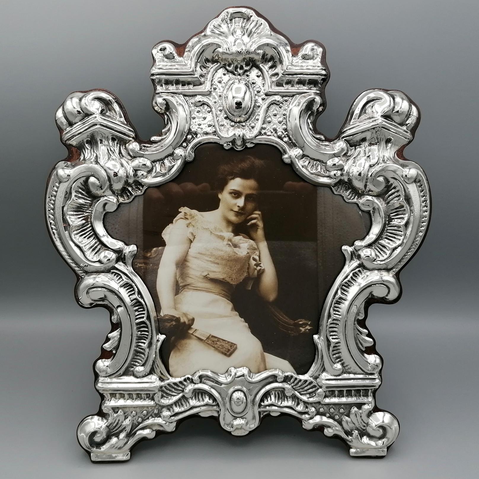 Sterling silver frame in Baroque style called Cartagloria.
The Cartagloria was used starting from the sixteenth century.
The Cartegloria was placed on the altar, usually inside a wooden or silver frame, which shows some Latin formulas of the Roman