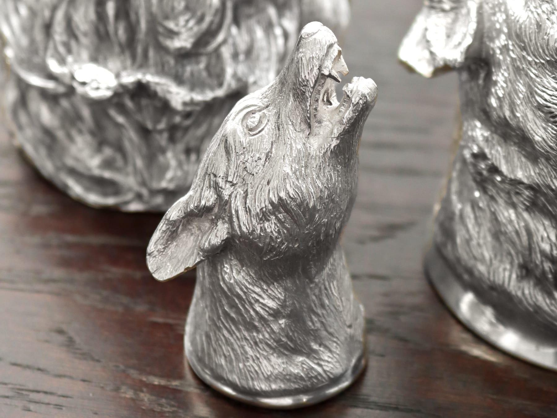 An exceptional, fine and impressive contemporary cast sterling silver stirrup cup modelled in the form of a fox's head; an addition to our diverse silver drinking vessels collection.

This exceptional contemporary sterling silver stirrup cup has