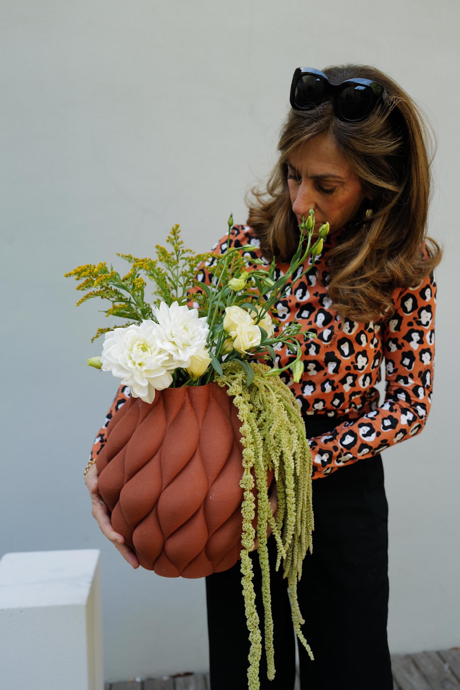 Le vase Mumbai fait partie de la collection Mitti Vases, présentée lors de l'édition 2021 de la Milan Design Week Fuorisalone et conçue après un voyage en Inde. 
La collection explore différentes palettes et surfaces en utilisant du grès non fini