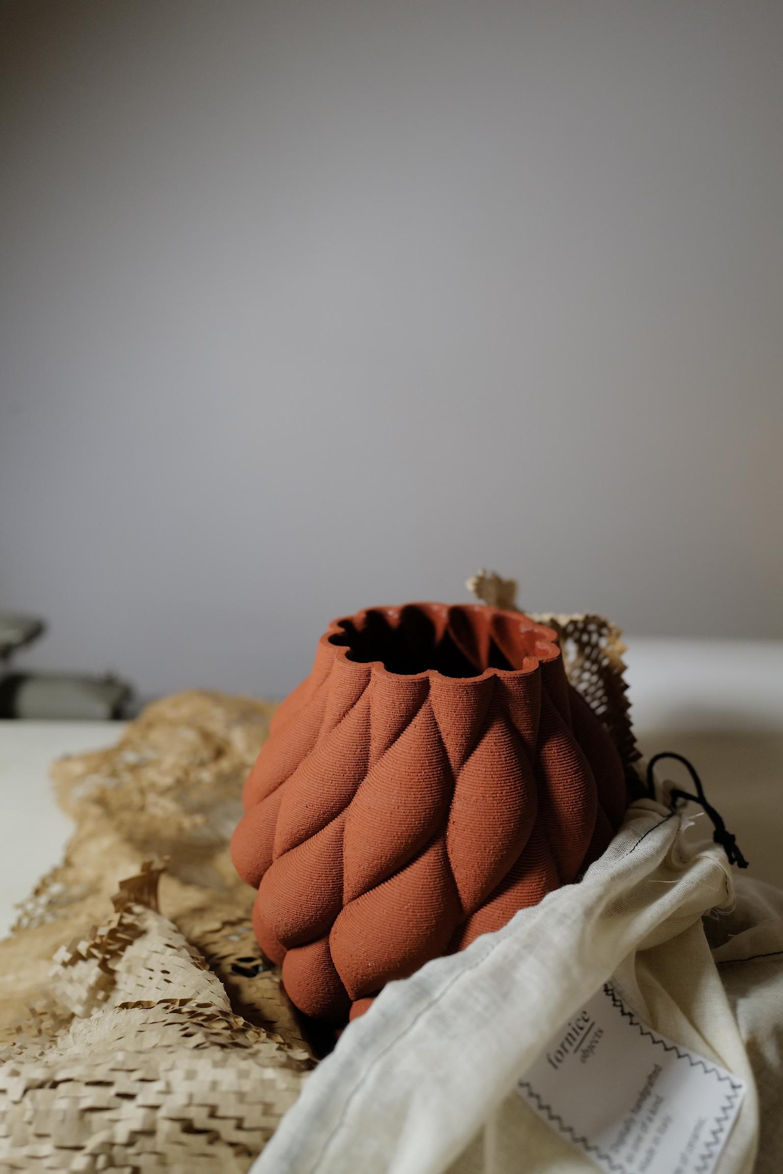 Céramique Vase Mumbai du 21e siècle, fabriqué à la main, Italie en vente