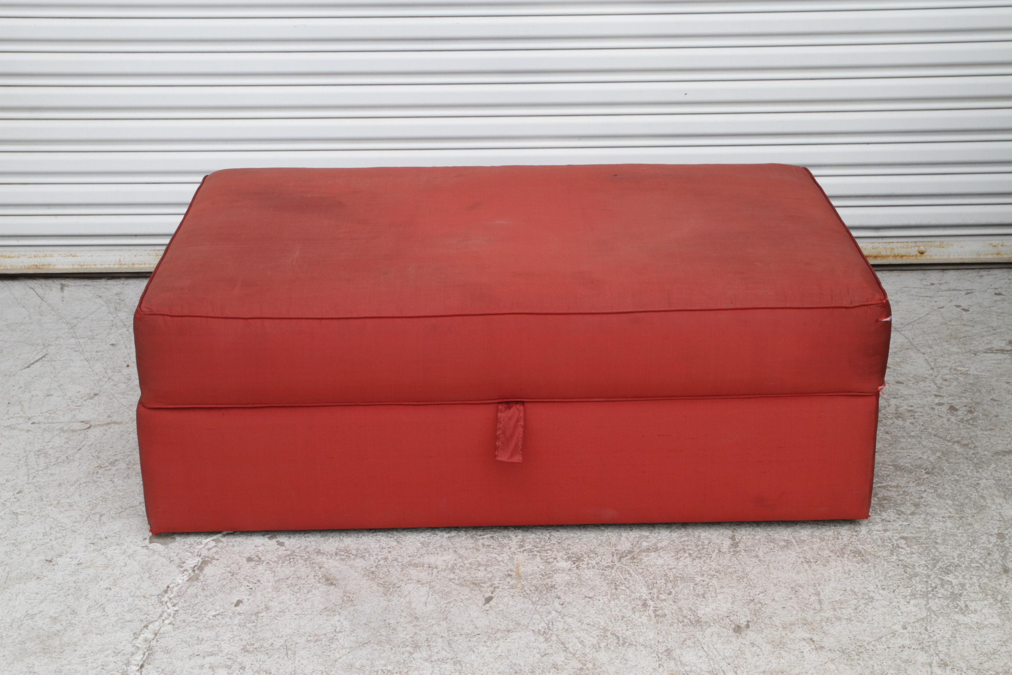 Con il suo comodo coperchio sollevabile e il generoso spazio per riporre gli oggetti, il nostro pouf è pratico ed elegante. Ideale per tenere in ordine libri e riviste.
Dimensioni:
Lunghezza: 26