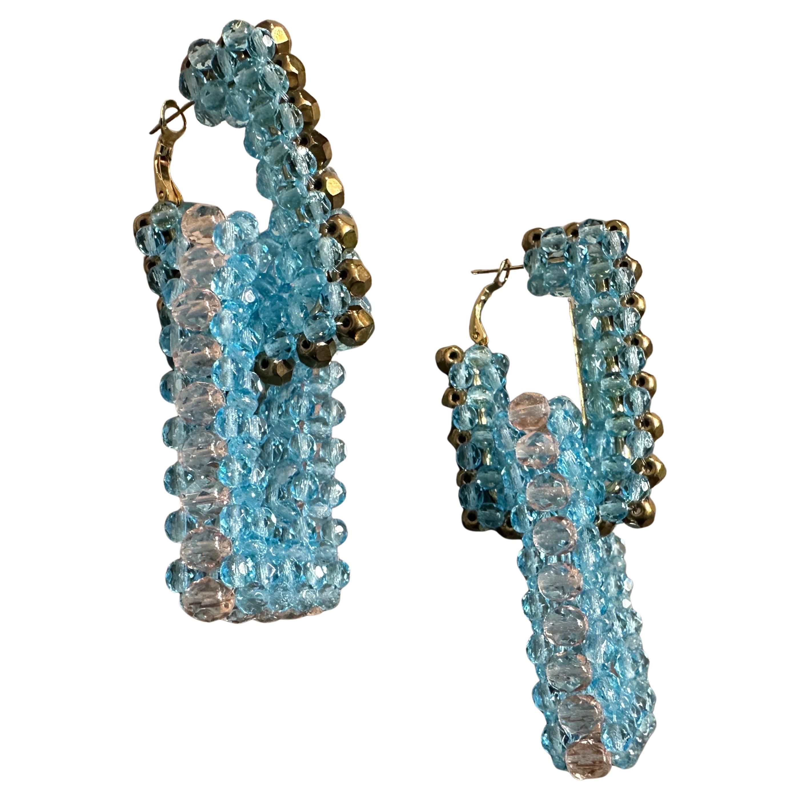 Cette captivante paire de boucles d'oreilles de Coppola e Toppo est une création vibrante et contemporaine du XXIe siècle, qui fait écho à l'audace et à l'artisanat complexe qui caractérisent la marque. Le design présente de grands maillons