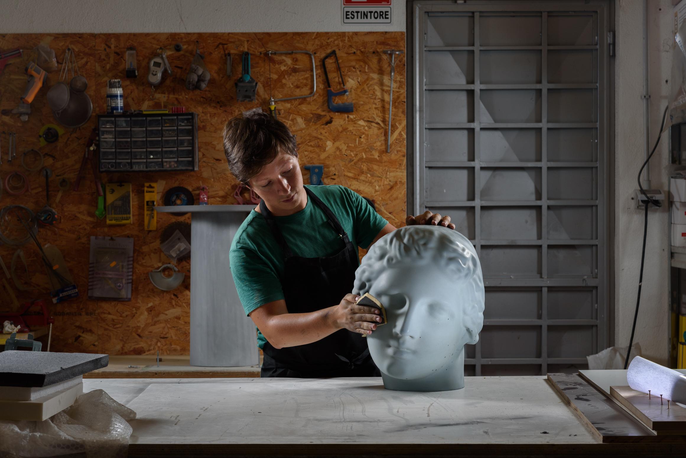 21. Jahrhundert Studio Irvine Betti Concrete Hocker aus blau-grauem Zement, handgefertigt im Zustand „Neu“ im Angebot in Rome, Lazio