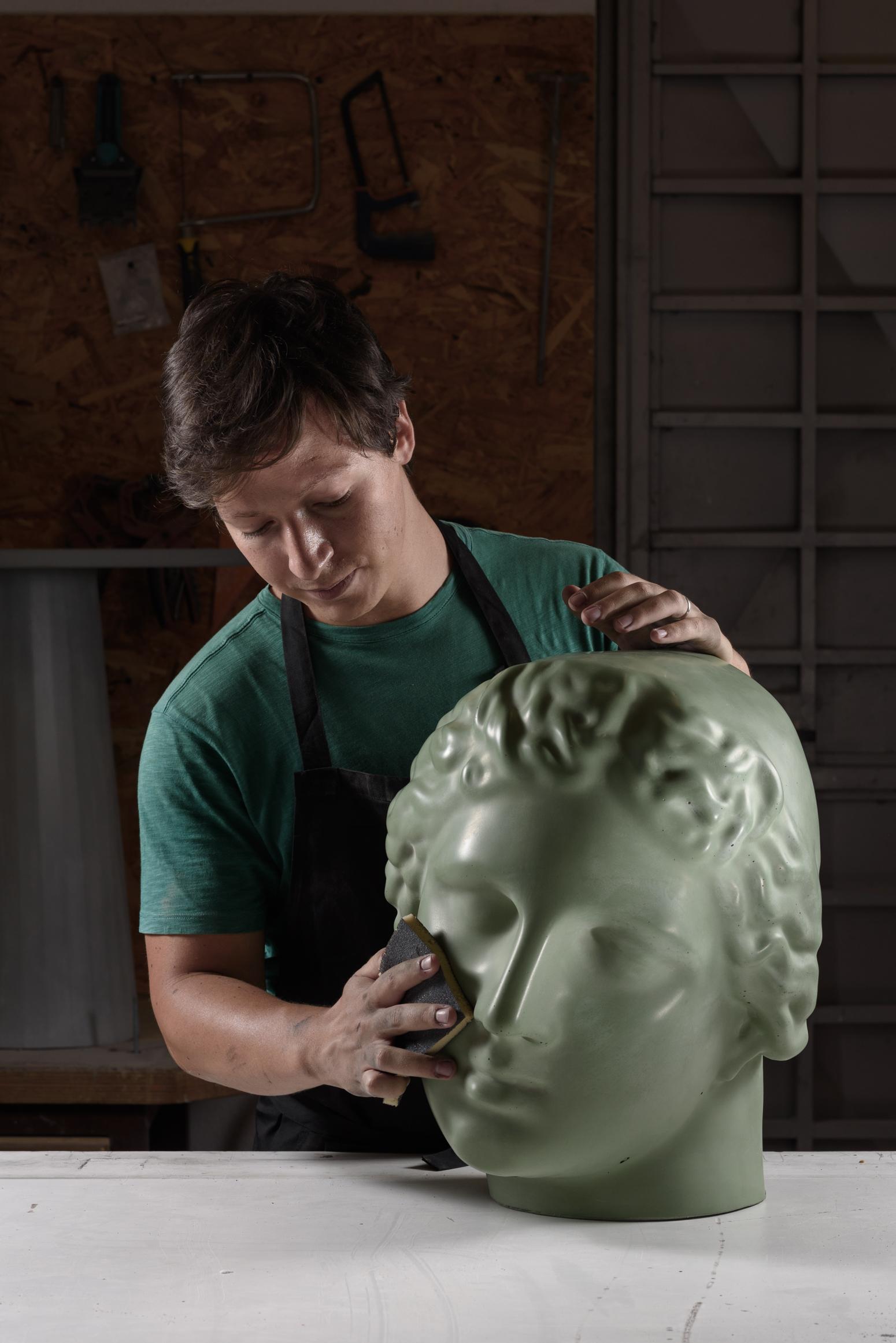 italien Tabouret en béton Betti du 21ème siècle de l'atelier Irvine Betti en ciment vert Fir, fabriqué à la main en vente