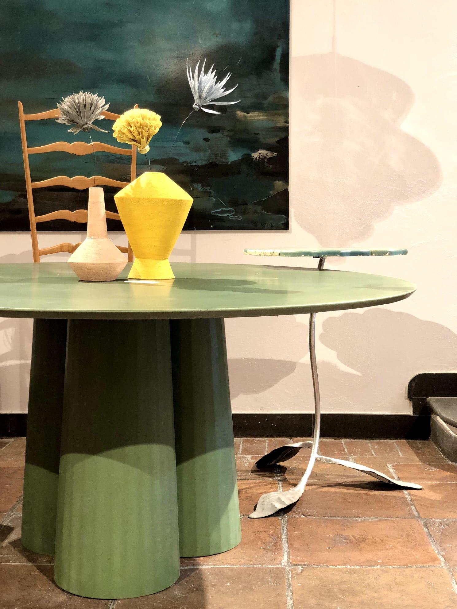 italien Table de salle à manger circulaire Studio Irvine du 21e siècle, fabriquée à la main en béton vert en vente