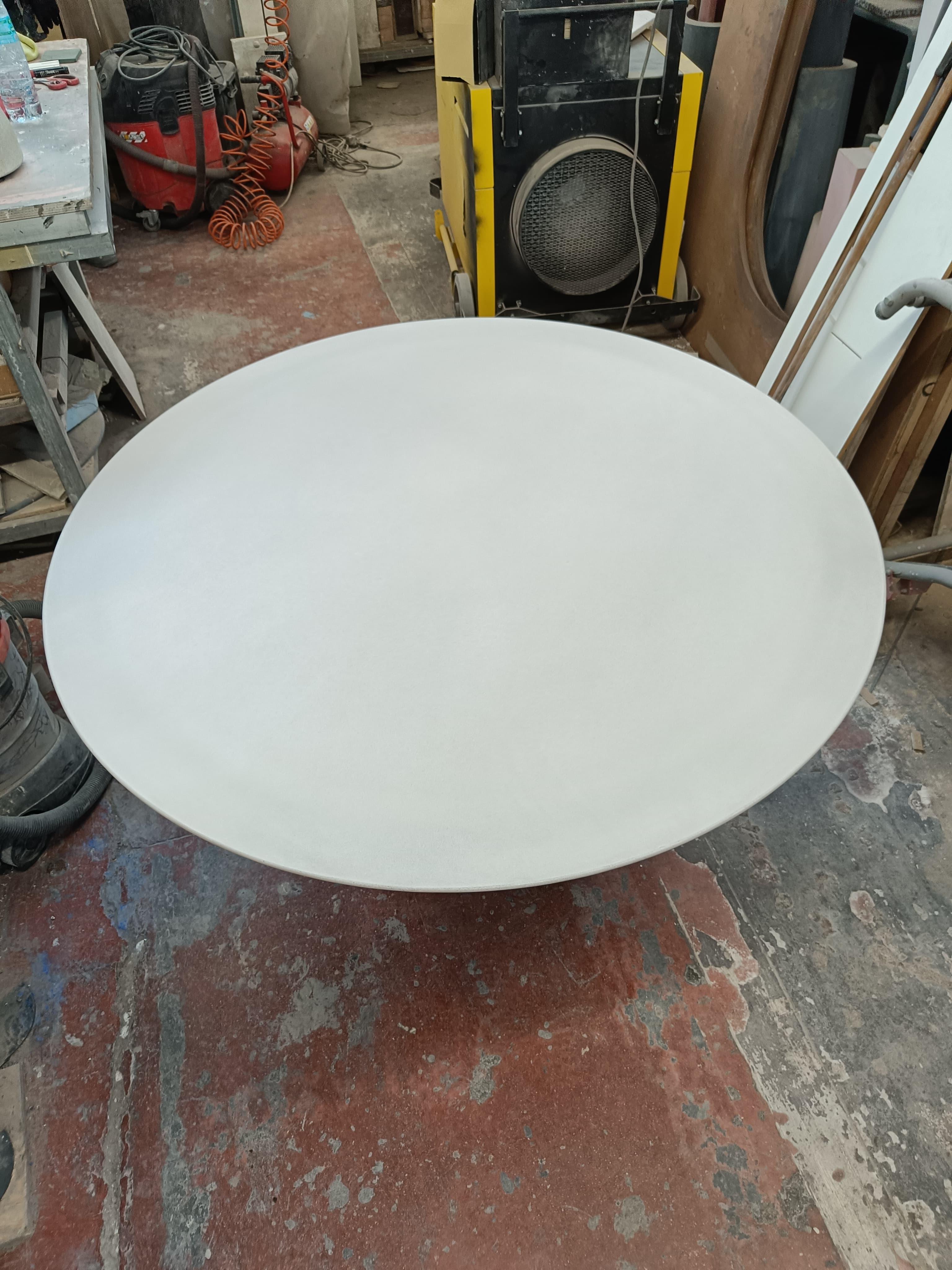 Romain classique Table de salle à manger circulaire du 21e siècle Studio Irvine en béton cimenté poudré D123 cm en vente
