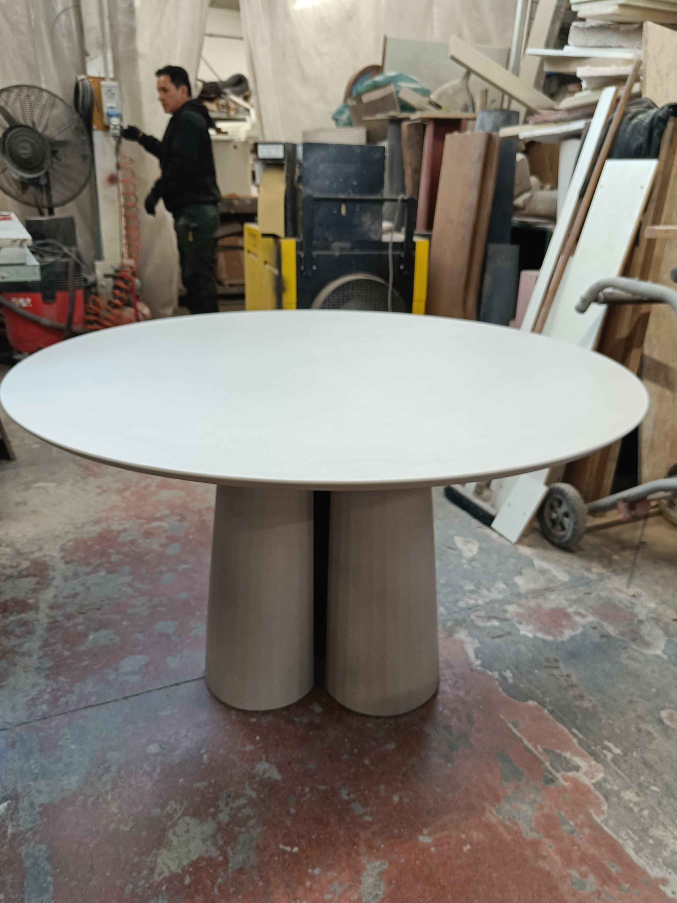 Moulage Table de salle à manger circulaire du 21e siècle Studio Irvine en béton cimenté poudré D123 cm en vente