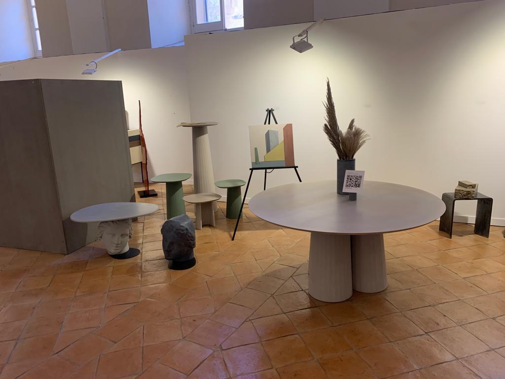 Béton Table de salle à manger circulaire du 21e siècle Studio Irvine en béton cimenté poudré D123 cm en vente