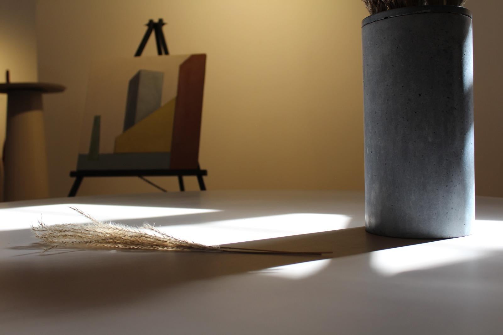 Runder Esstisch aus irvinefarbenem Zement, handgefertigt, 21. Jahrhundert im Angebot 4