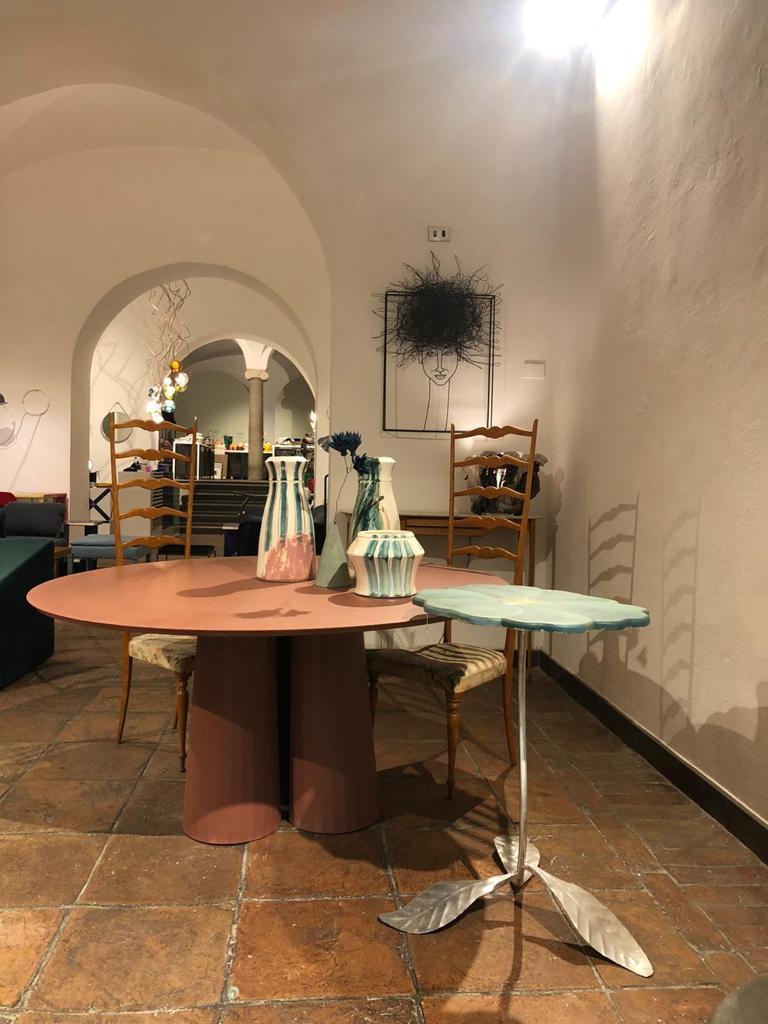 Romain classique Table de salle à manger circulaire en béton irvin du 21e siècle, faite à la main, en ciment rouge en vente