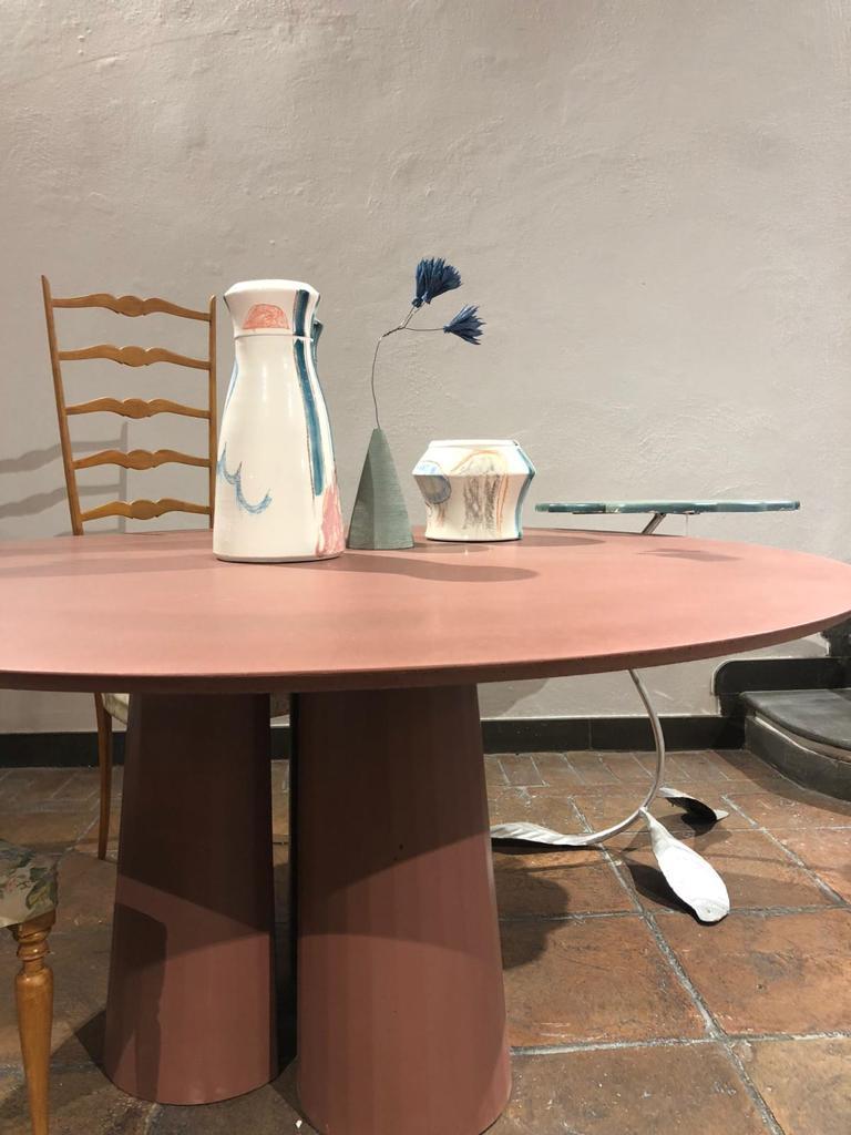 italien Table de salle à manger circulaire en béton irvin du 21e siècle, faite à la main, en ciment rouge en vente
