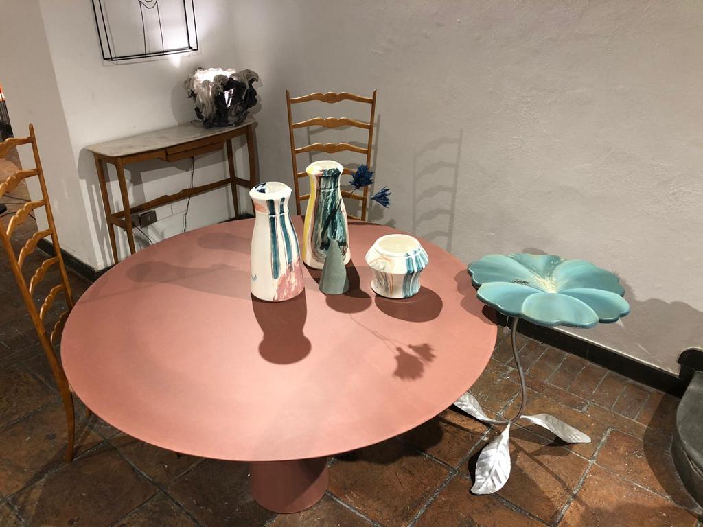 Moulage Table de salle à manger circulaire en béton irvin du 21e siècle, faite à la main, en ciment rouge en vente