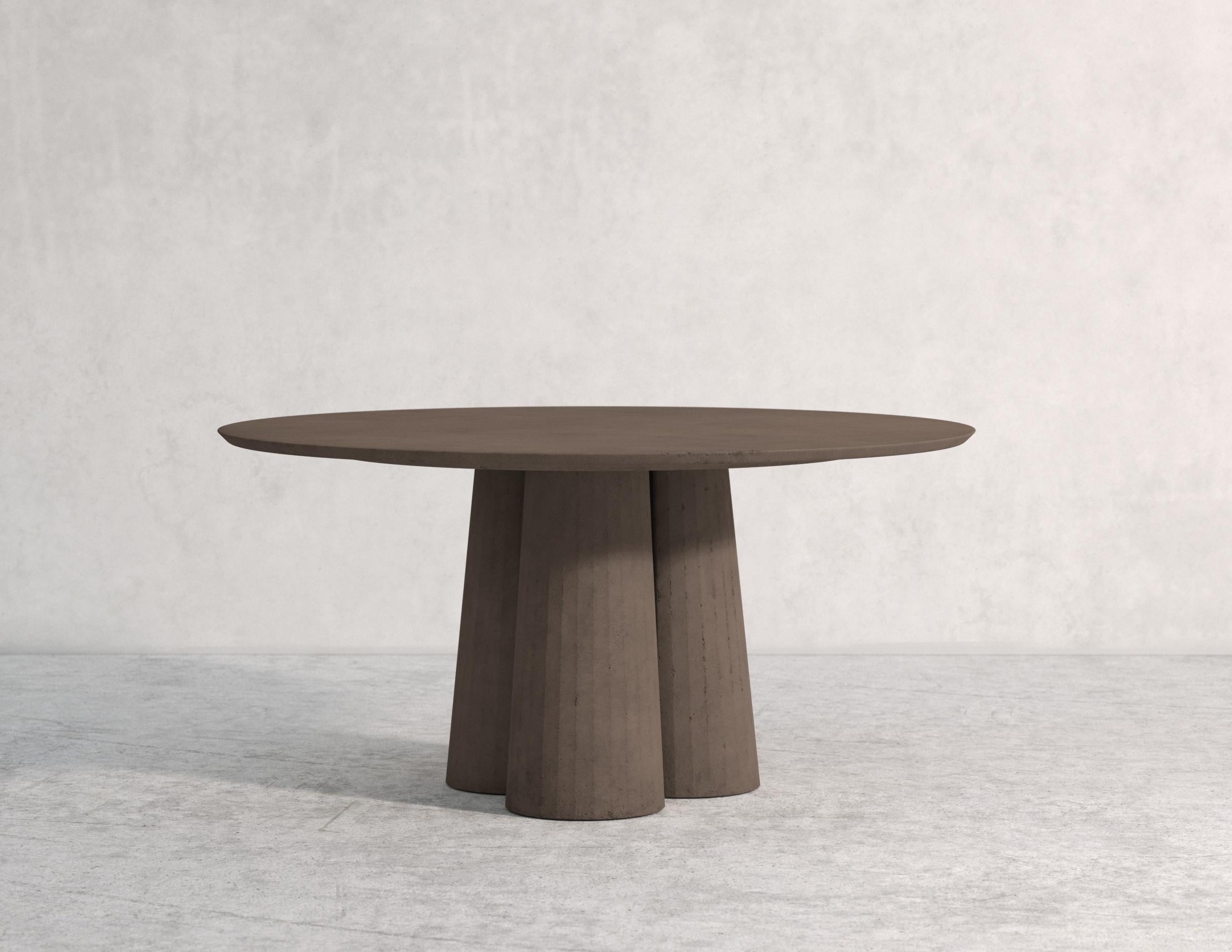Romain classique Table de salle à manger circulaire du 21e siècle Studio Irvine en béton argenté cimenté fait à la main en vente