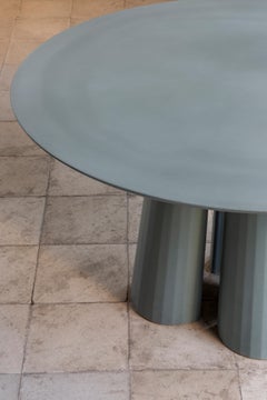 Table de salle à manger circulaire en béton de l'atelier Irvine du 21e siècle, Ultramarine Cement