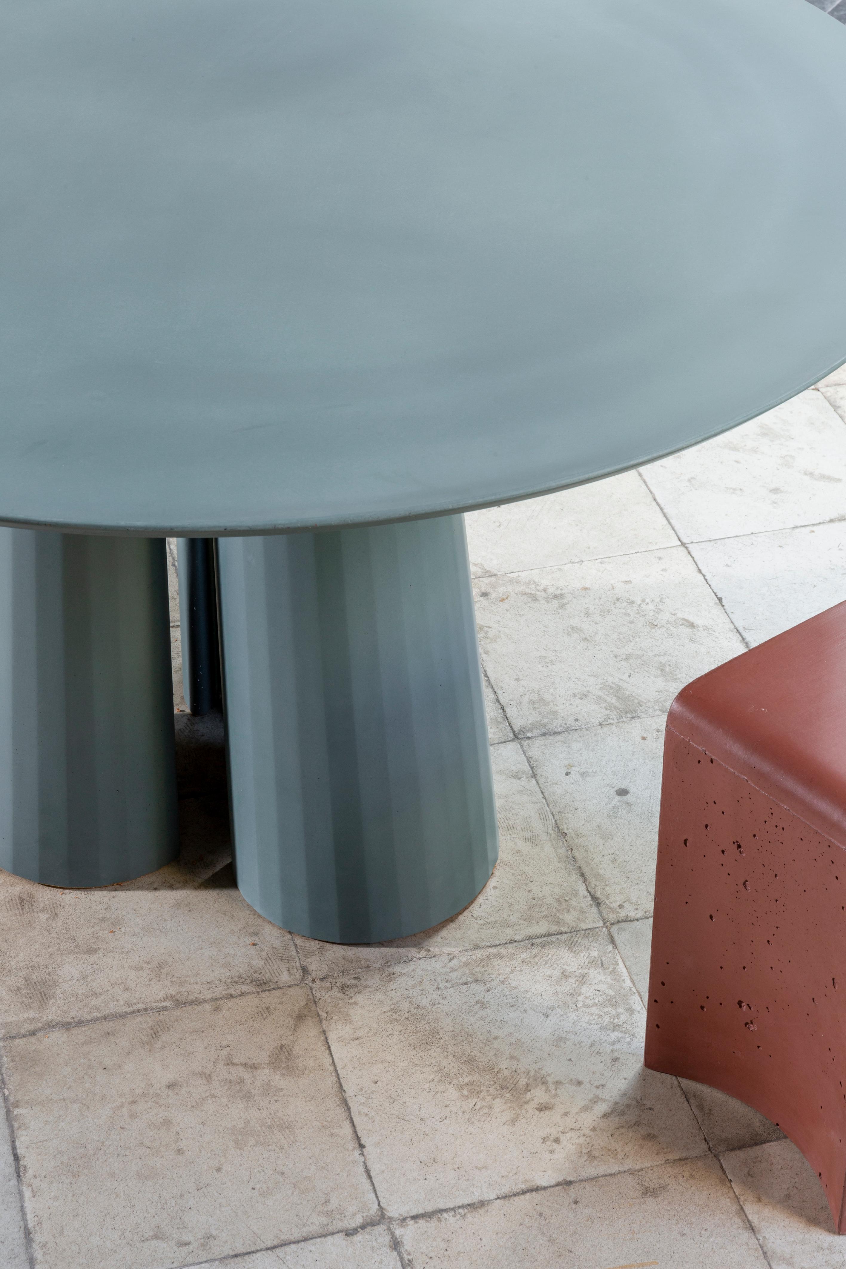 italien Table de salle à manger circulaire en béton de l'atelier Irvine du 21e siècle, Ultramarine Cement en vente