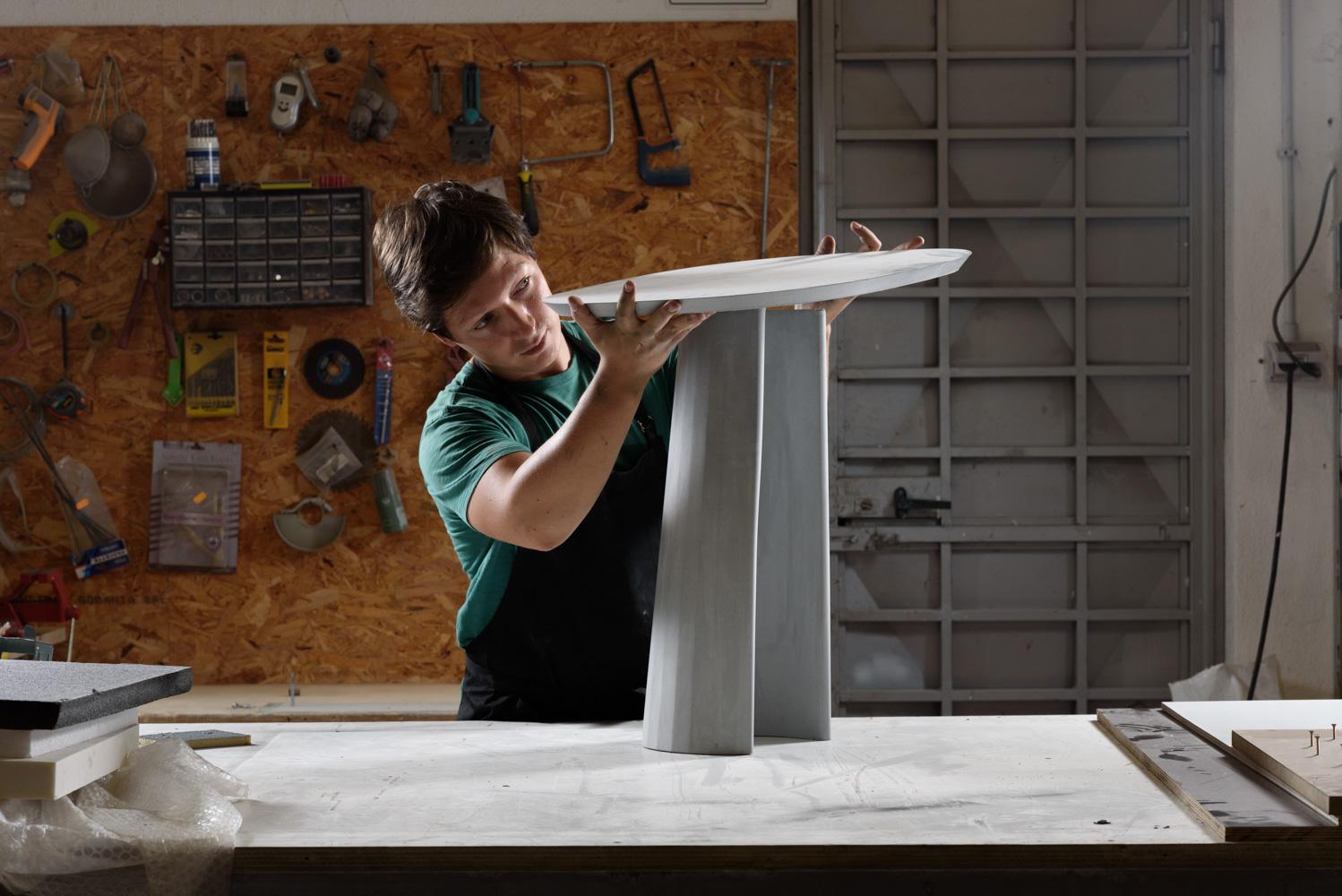 Moulé 21st Century Studio Irvine Concrete Coffee Side Table Silver Grey Cement Mod.I en vente