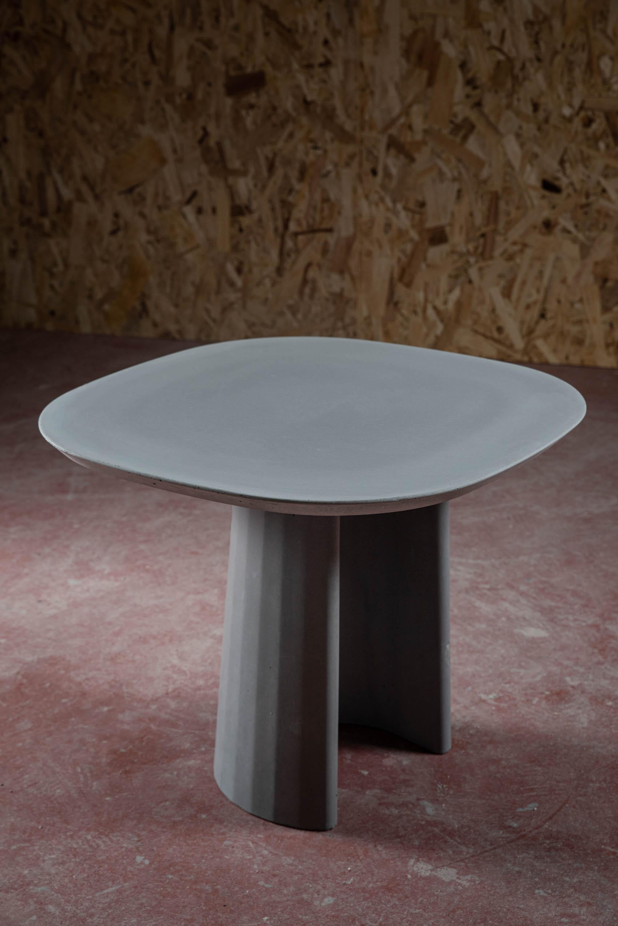 italien 21st Century Studio Irvine Concrete Coffee Side Table Silver Grey Cement Mod.I en vente