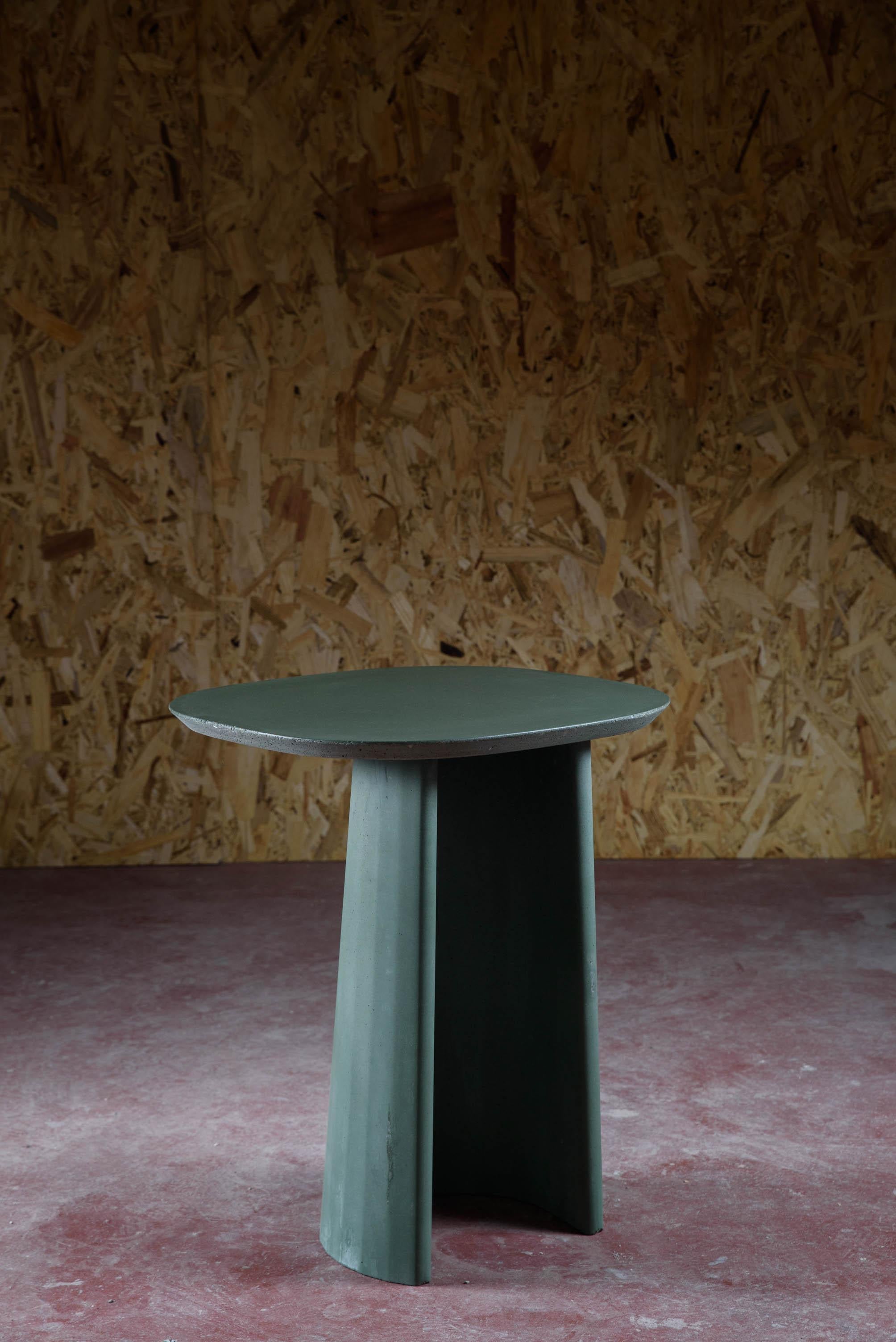 Romain classique Table basse en béton Fusto de Studio Irvine du 21ème siècle Mod.II en étain vert en vente
