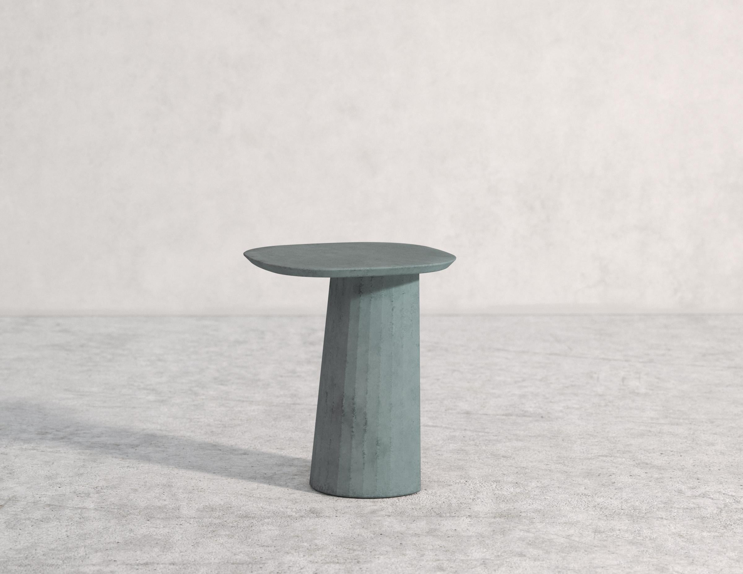 Moulé Table basse en béton Fusto de Studio Irvine du 21e siècle, gris clair, ciment Mod.II en vente