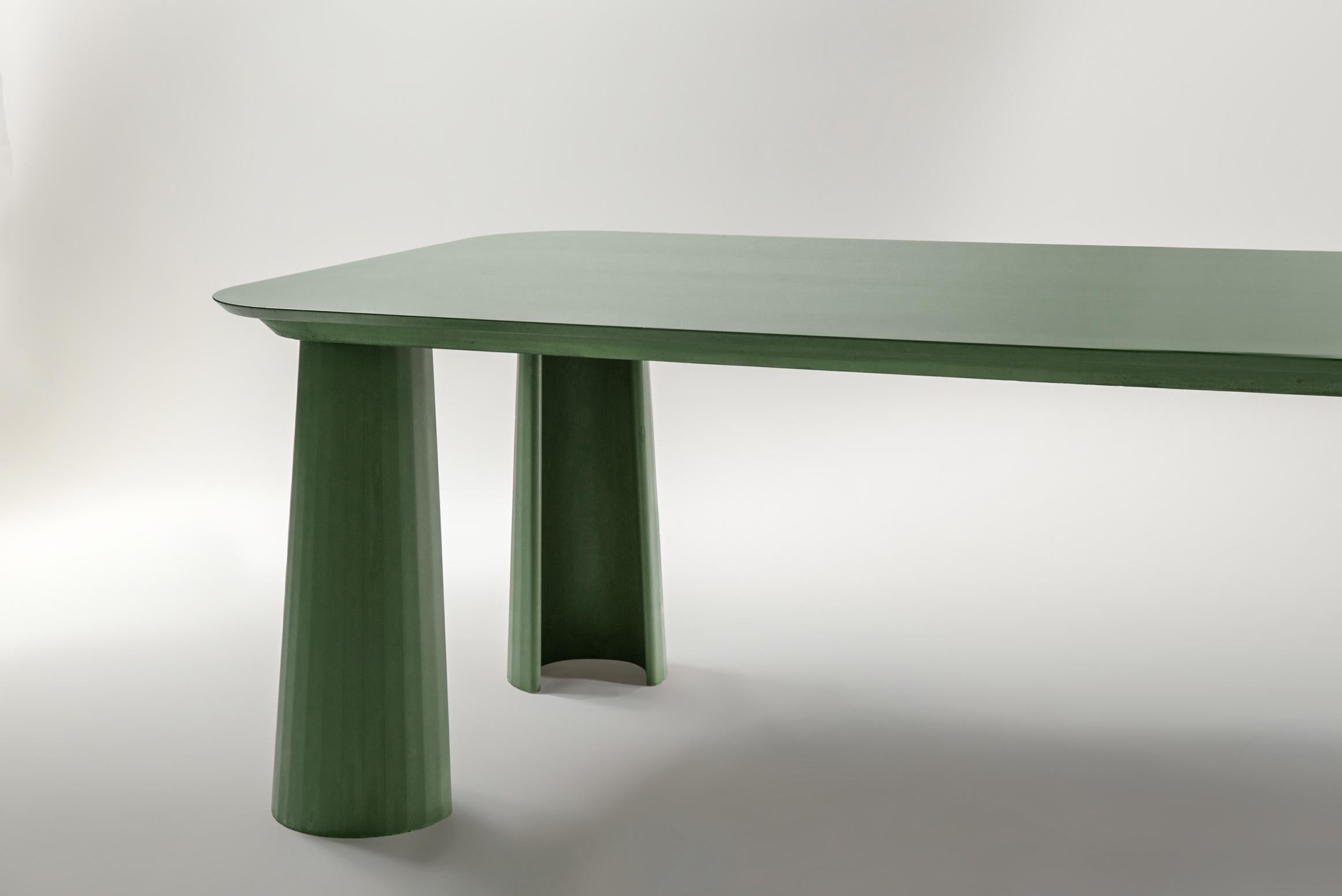 Romain classique 21St Century Studio Irvine Fusto Table de salle à manger rectangulaire en béton Ciment vert en vente