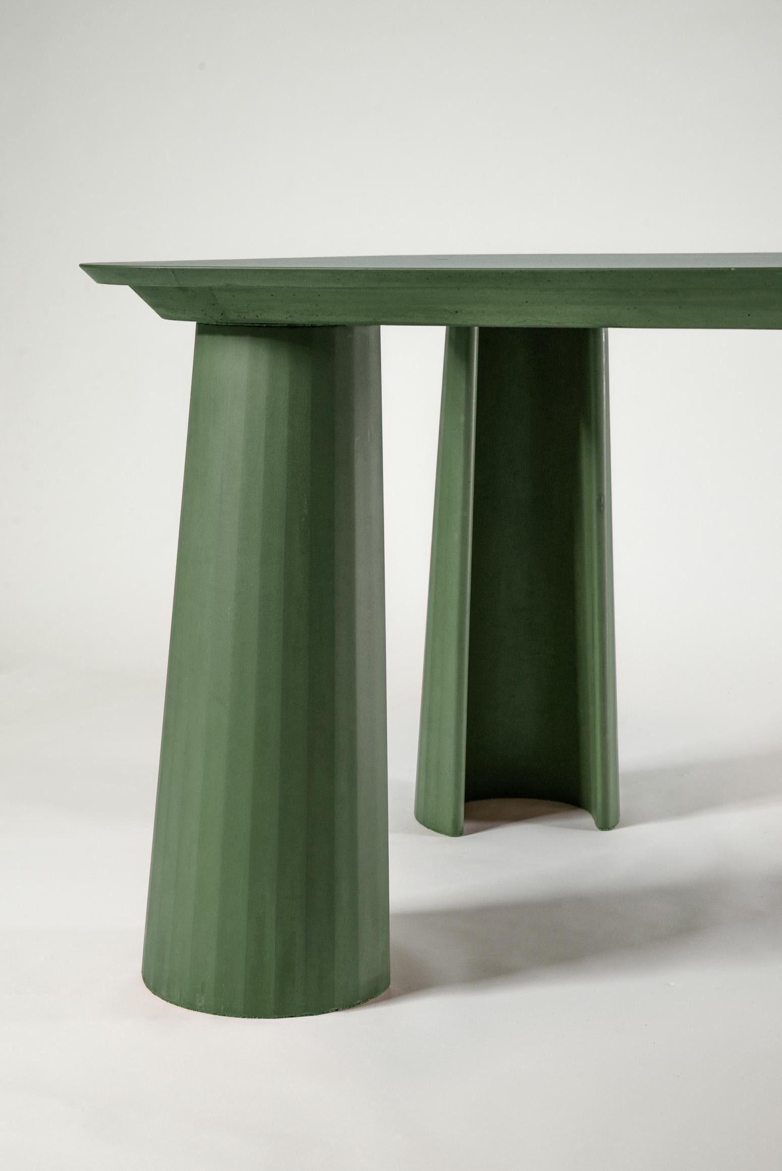 italien 21St Century Studio Irvine Fusto Table de salle à manger rectangulaire en béton Ciment vert en vente