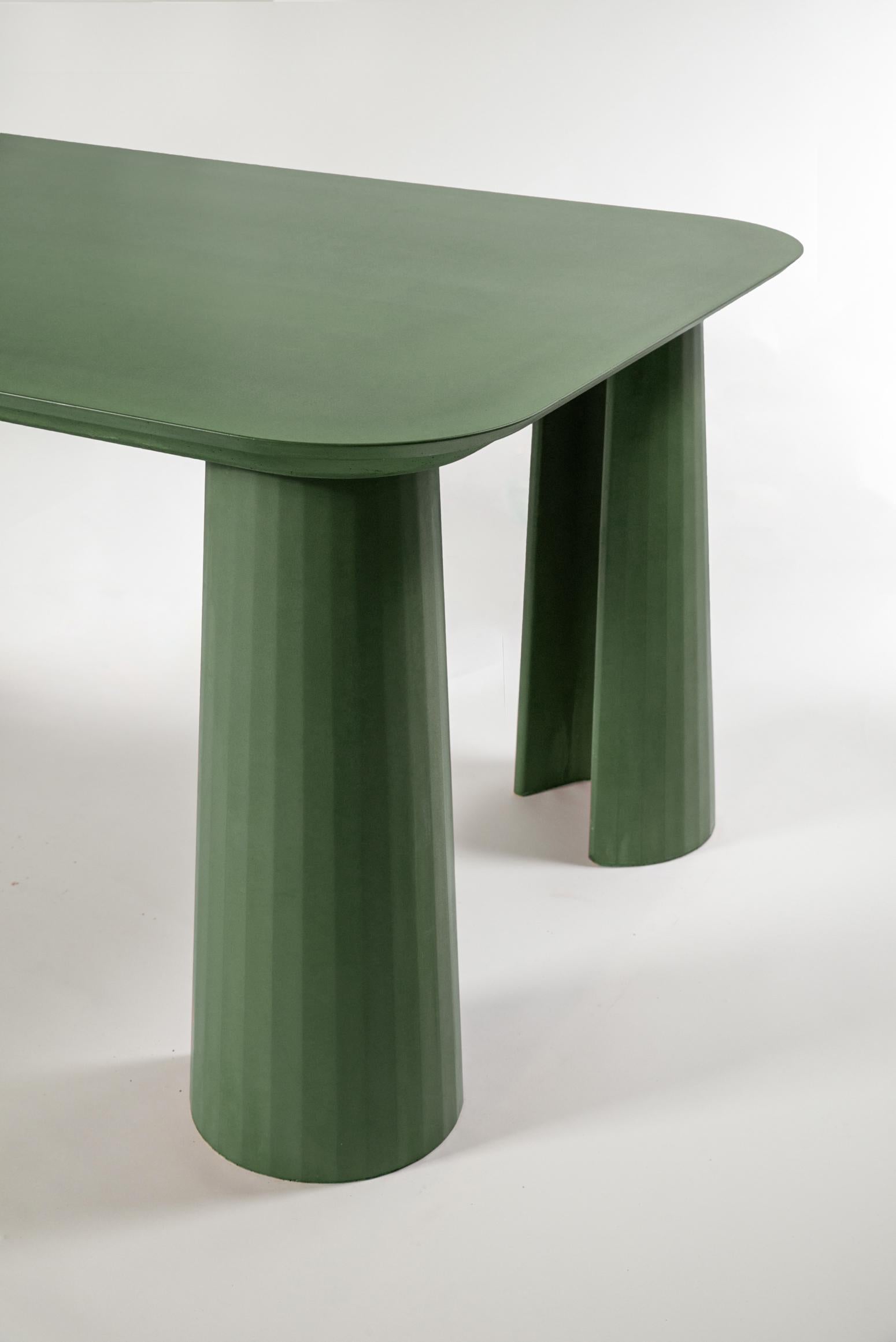 Moulage 21St Century Studio Irvine Fusto Table de salle à manger rectangulaire en béton Ciment vert en vente