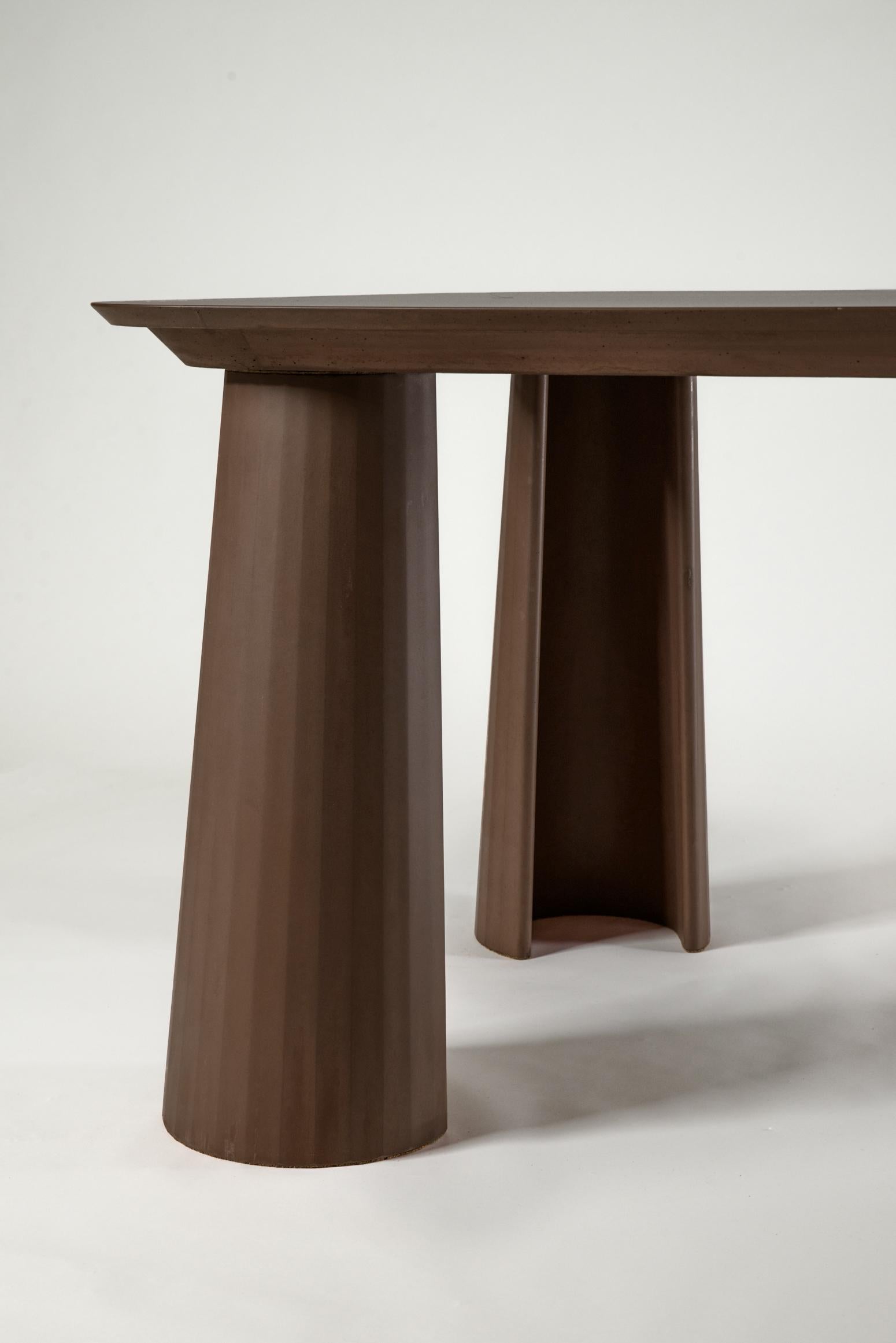 italien Table de salle à manger rectangulaire en ciment brun de Studio Irvine Fusto du 21e siècle en vente