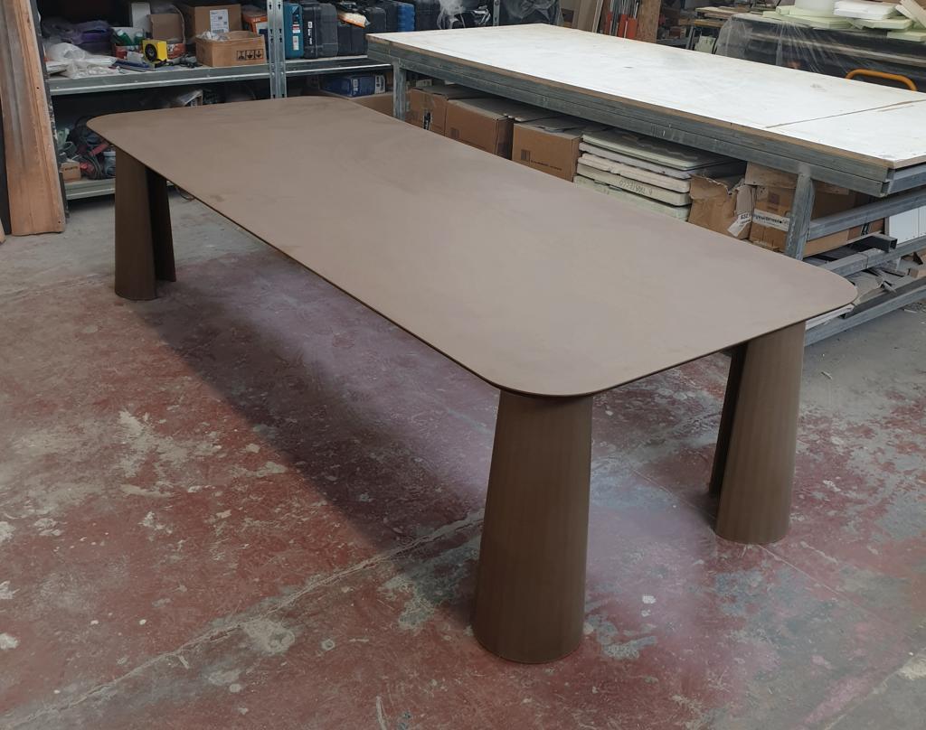 Moulage Table de salle à manger rectangulaire en ciment brun de Studio Irvine Fusto du 21e siècle en vente