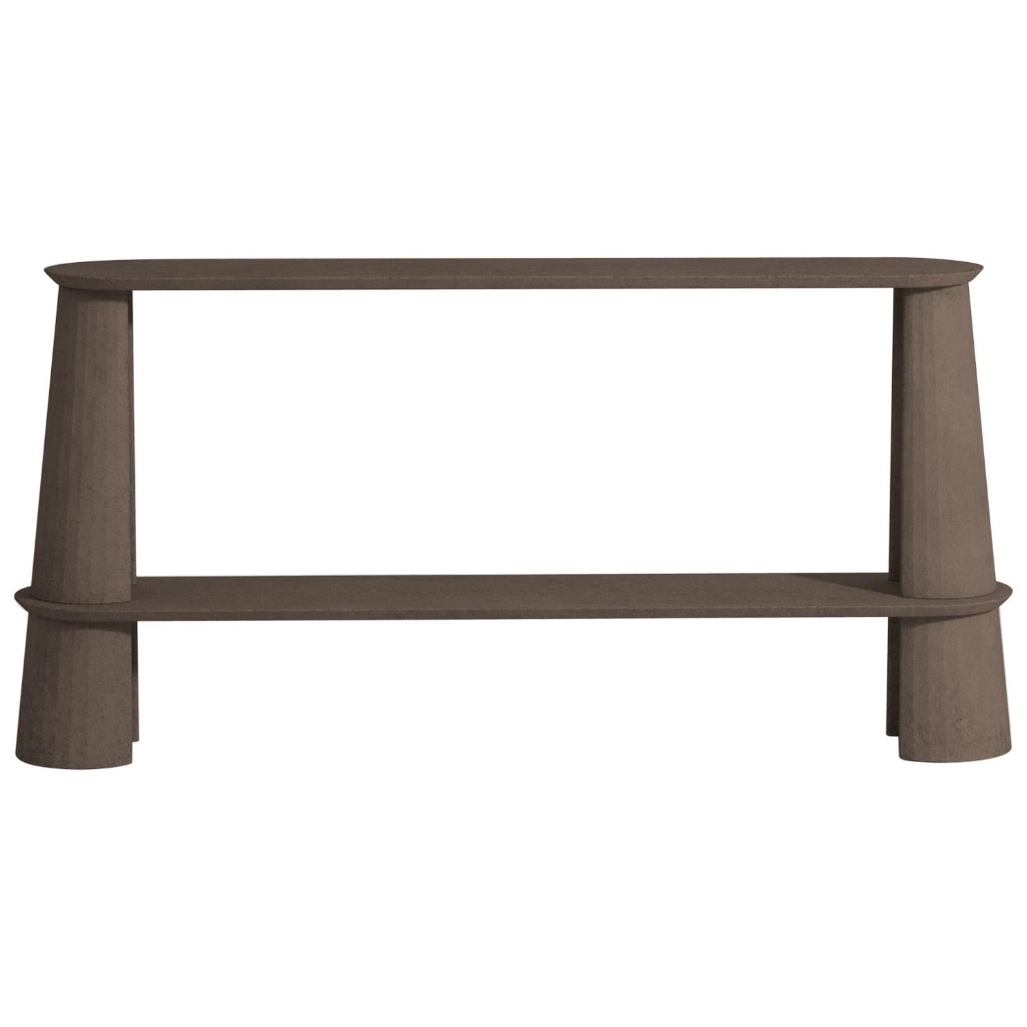 Table console faisant partie d'une collection de système modulaire en mortier de ciment ultra performant. Tablettes et piliers en UHPC colorés dans le mélange et sablés. Disponible en huit couleurs différentes : Brick, argent, poudre, crème, sapin,