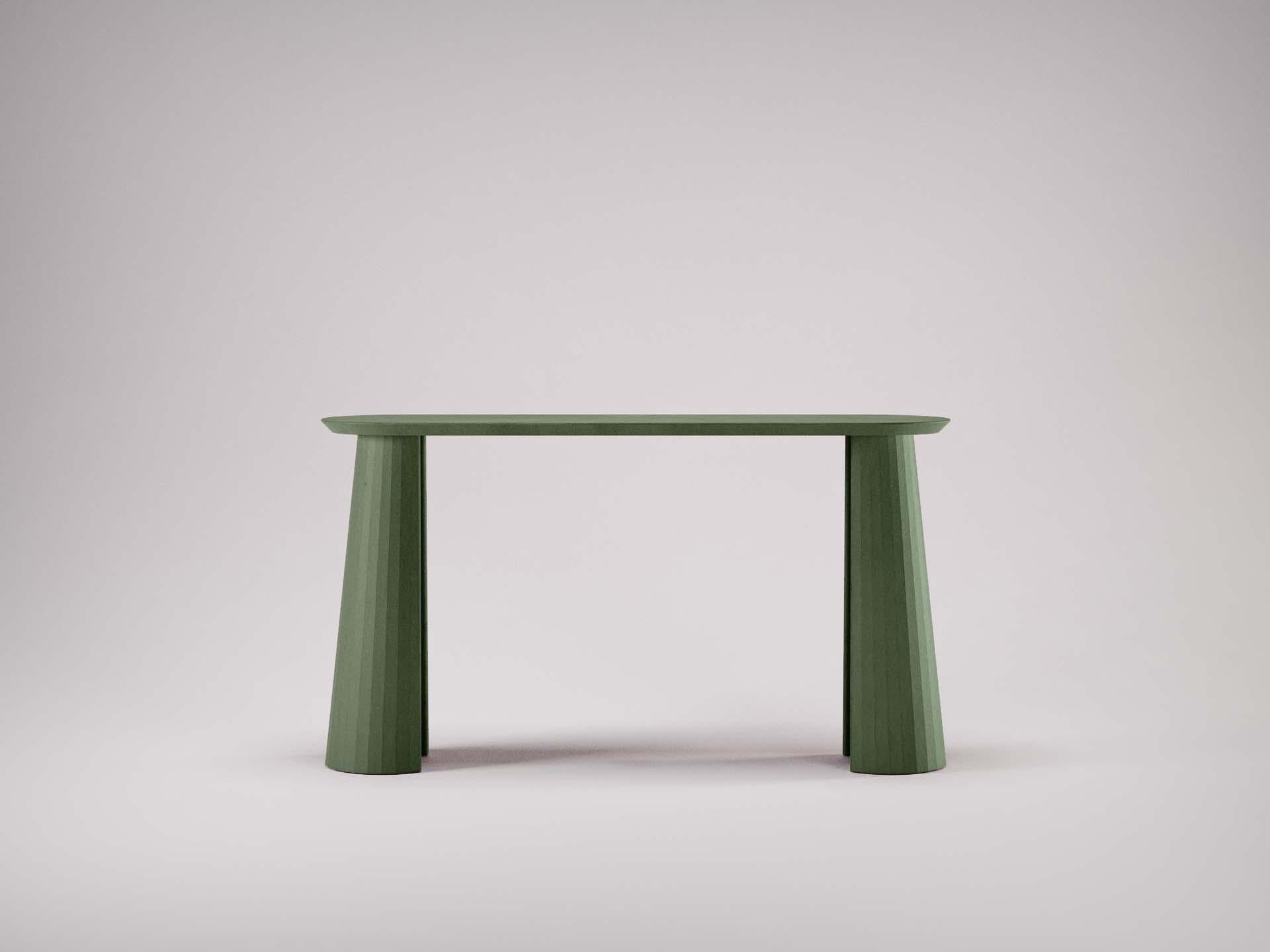 Table console faisant partie d'une collection de système modulaire en mortier de ciment ultra performant. Tablettes et piliers en UHPC colorés dans le mélange et sablés. Disponible en trois tailles différentes et huit couleurs : Marin, argent,