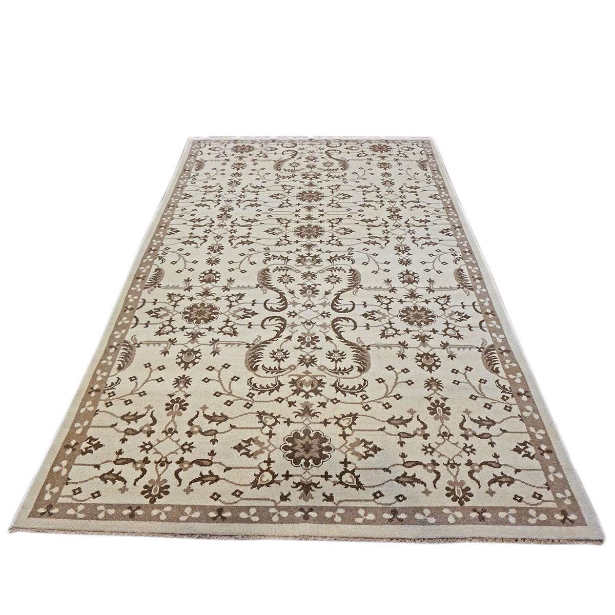 Ashly Fine Rugs présente une reproduction ancienne d'un tapis persan Sultanabad 6x10 ivoire et brun fait à la main. Faisant partie de notre propre production antérieure, cette reconstitution antique a été pensée et créée en interne et 100% faite à