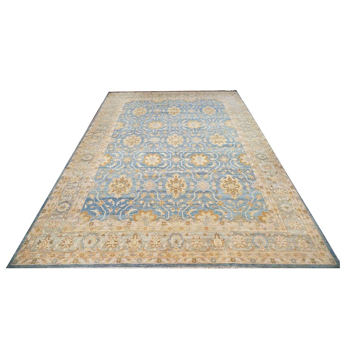 Ashly Fine Rugs présente une reproduction ancienne d'un tapis persan original Sultanabad 10x14 bleu et or fait à la main. Faisant partie de notre propre production antérieure, cette reconstitution antique a été pensée et créée en interne et 100%