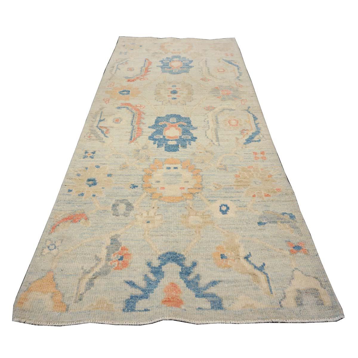  Ashly Fine Rugs presenta un'antica riproduzione di un originale Sultanabad Rugs persiano. Parte della nostra produzione, questa riproduzione antica è stata pensata e progettata internamente e realizzata al 100% a mano in Turchia da maestri