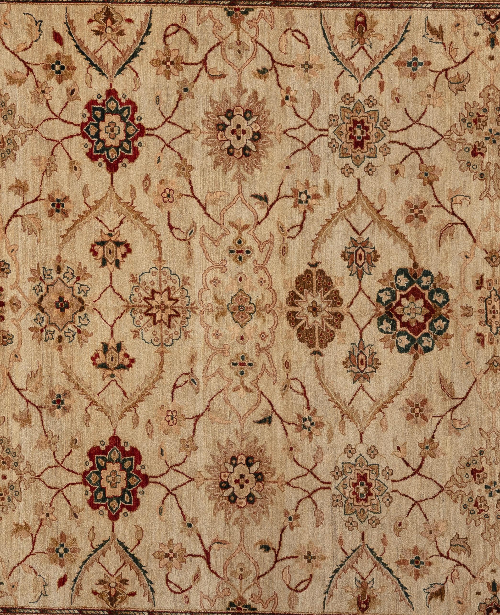 Ce tapis Sultanabad est noué à la main à partir de laine fine et présente les motifs floraux et viticoles à grande échelle qui s'épanouissent gracieusement sur son champ ouvert. Le design spacieux est encadré par une bordure bien équilibrée, créant