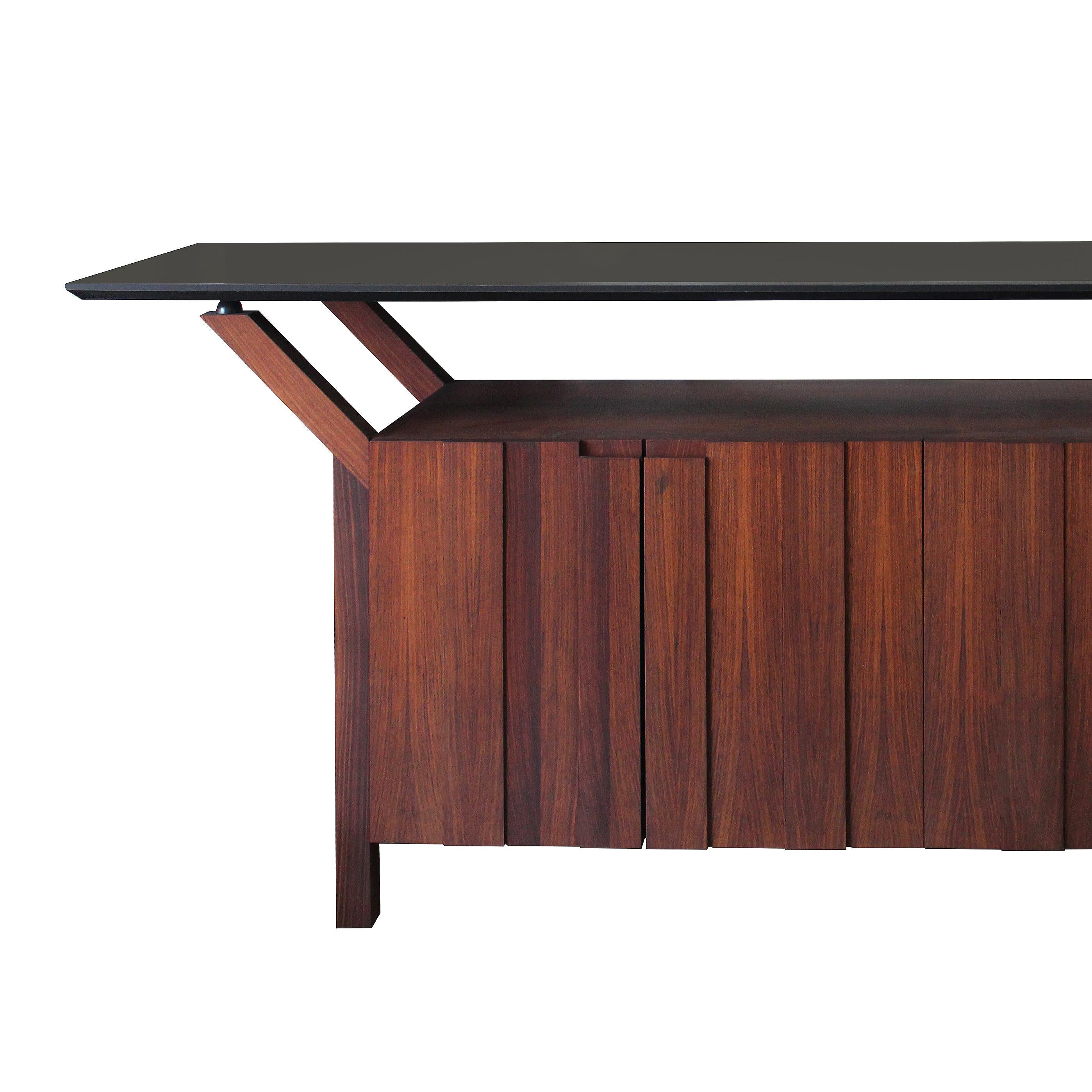 Italiano Credenza Svezia del XXI secolo, impiallacciatura di palissandro, piano in fenix, Made in Italy in vendita