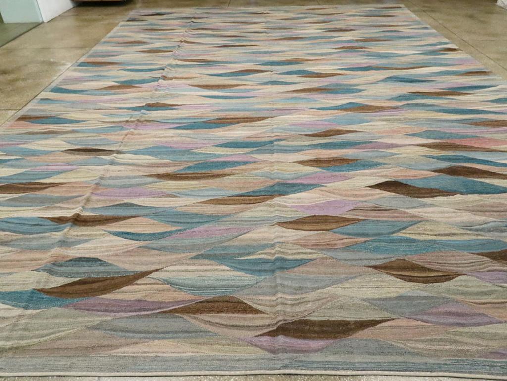Ein moderner türkischer Flachgewebe-Kilim-Teppich in Übergröße, der im 21. Jahrhundert handgefertigt wurde.

Maße: 13' 9