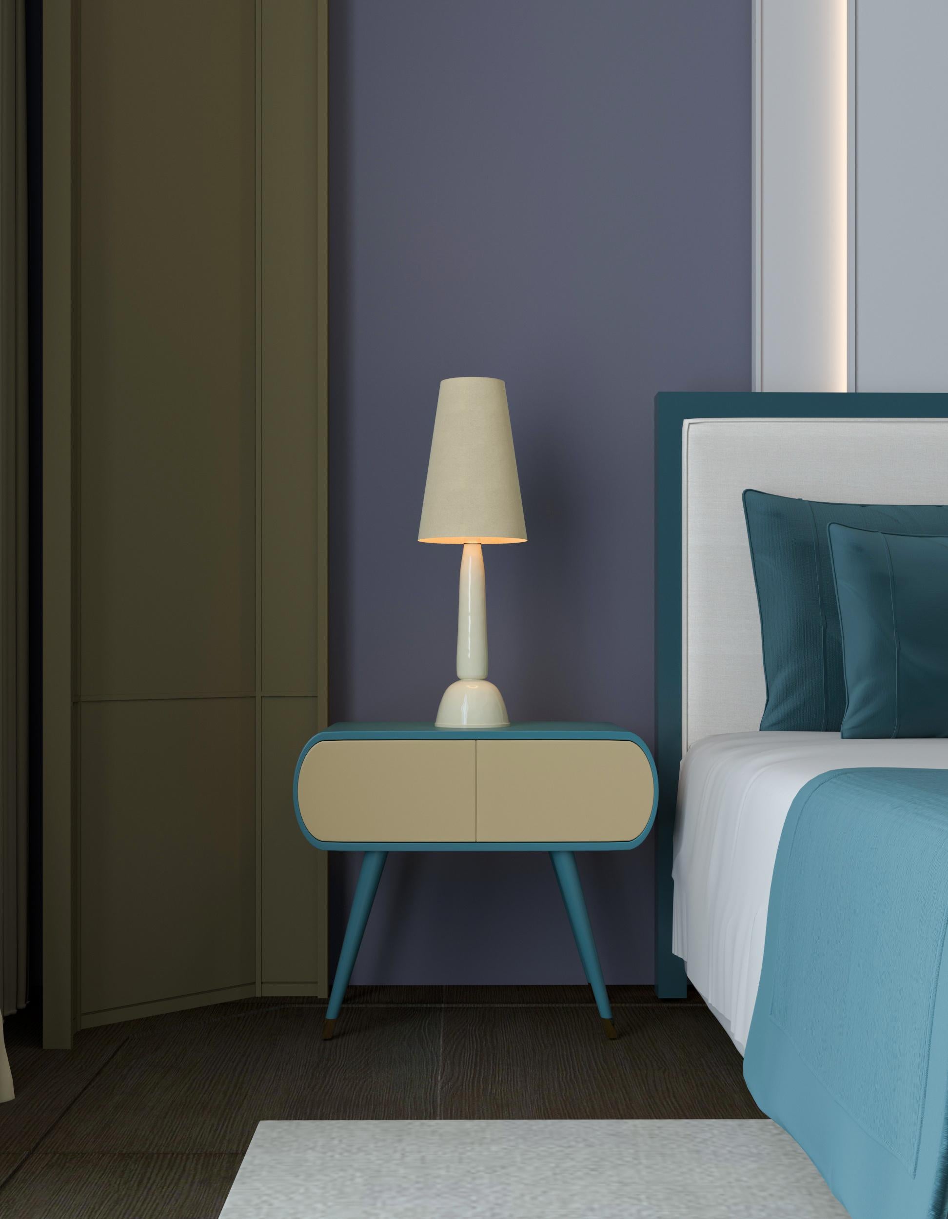 Una bella lampada da tavolo. Vetro di Murano ricoperto d'ambra. Paralume in cotone avorio di Multiforme

Dandy è una collezione di illuminazione realizzata in vetro di Murano incamiciato e rifinita con paralumi semplici. I lampadari in vetro Dandy